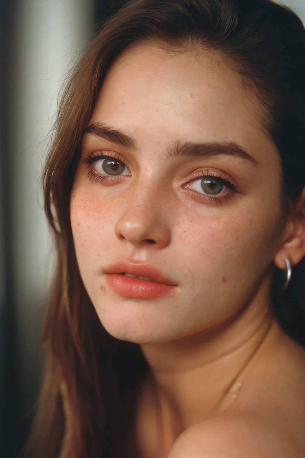 (Close-up, fotografia editorial de uma mulher de 21 anos), (Rosto altamente detalhado:1.4) (sorrir:0.7) (fundo dentro escuro, Moody, estudo privado:1.3) Pov, Directed by: Lee Jeffries, Nikon D850 |, filme fotografia de stock ,4 Kodak Portra 400 ,camera f1.6 lentes ,cores ricas ,hyper realistic ,textura realista, dramatic lighting , cinestill 800,