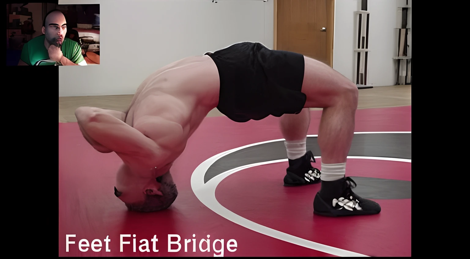 Homem de bermuda preta e sapatos pretos em um tapete de luta livre, Luta, ponte, curvar-se sobre a postura, peito achatado, flat triangle - shaped head, pose mais forte, lutador, extreme contortion of the face, pancake flat head, head tilted downward, curvado sobre a postura, esticar, Apertado, plano, gordura, quase, Matt Rodes, curvado - sobre a postura