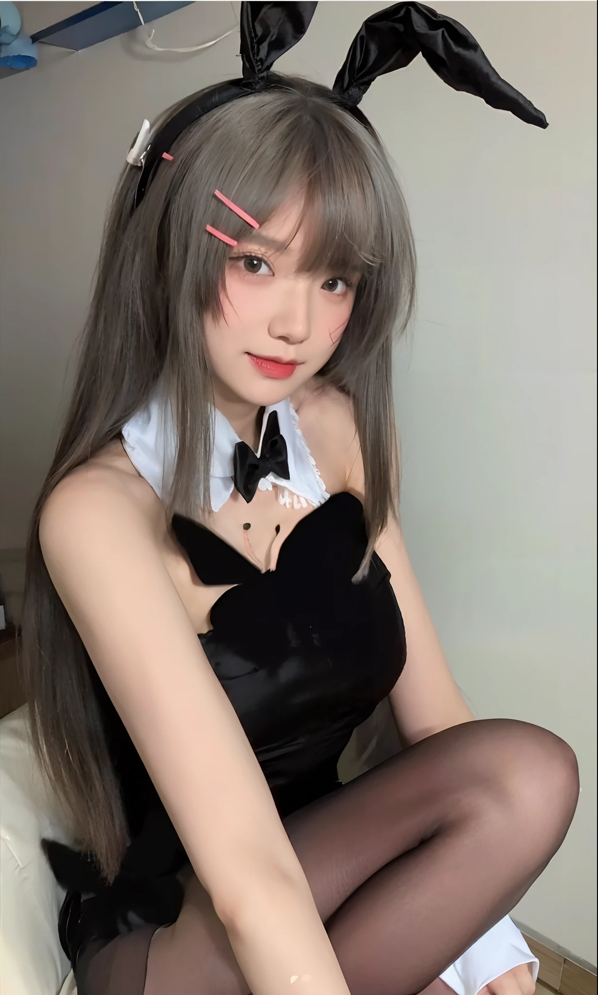 Best quality at best,tmasterpiece,超高分辨率,Textured skin,The is very detailed,awardwinning,high detal,(realisticlying:1.4),s girl,Juvenile,Clear eyes,looks into camera,Pupil correction,A detailed eye,Precise eye structure,Clear faces,Accurate hand structure,Accurate hands