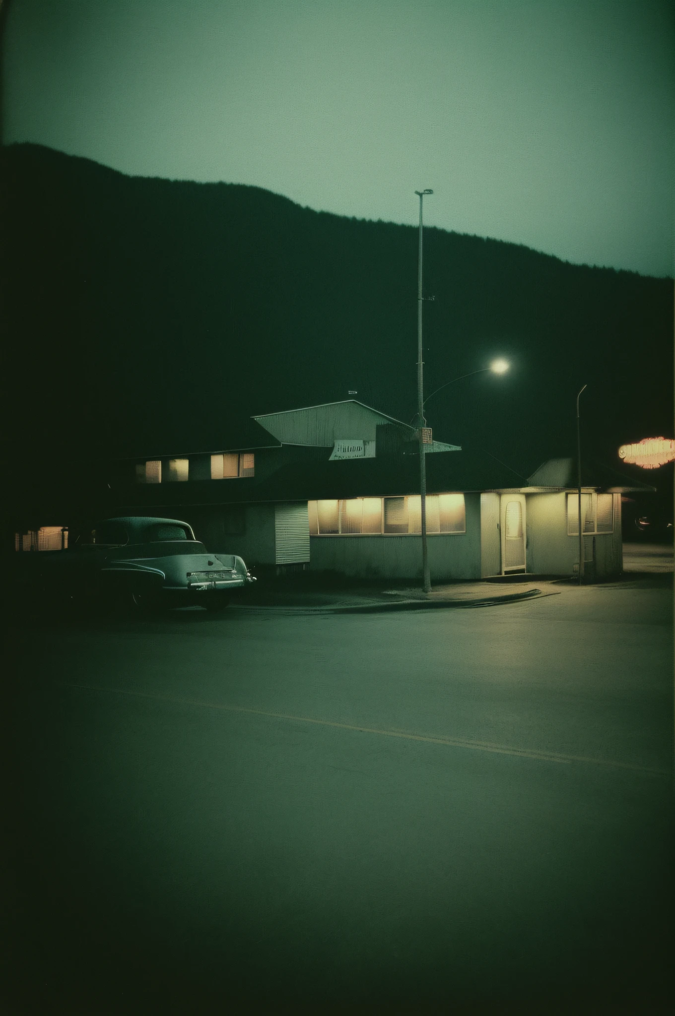 Nostalgic but unsettling photos、Images in a dream、uneasy、deep in the night、motel、Motel Area、unmanned、There are no people、Particle、Grainy photo、Film Touch、color photograph、horor、wide angles、wide-angle lens、