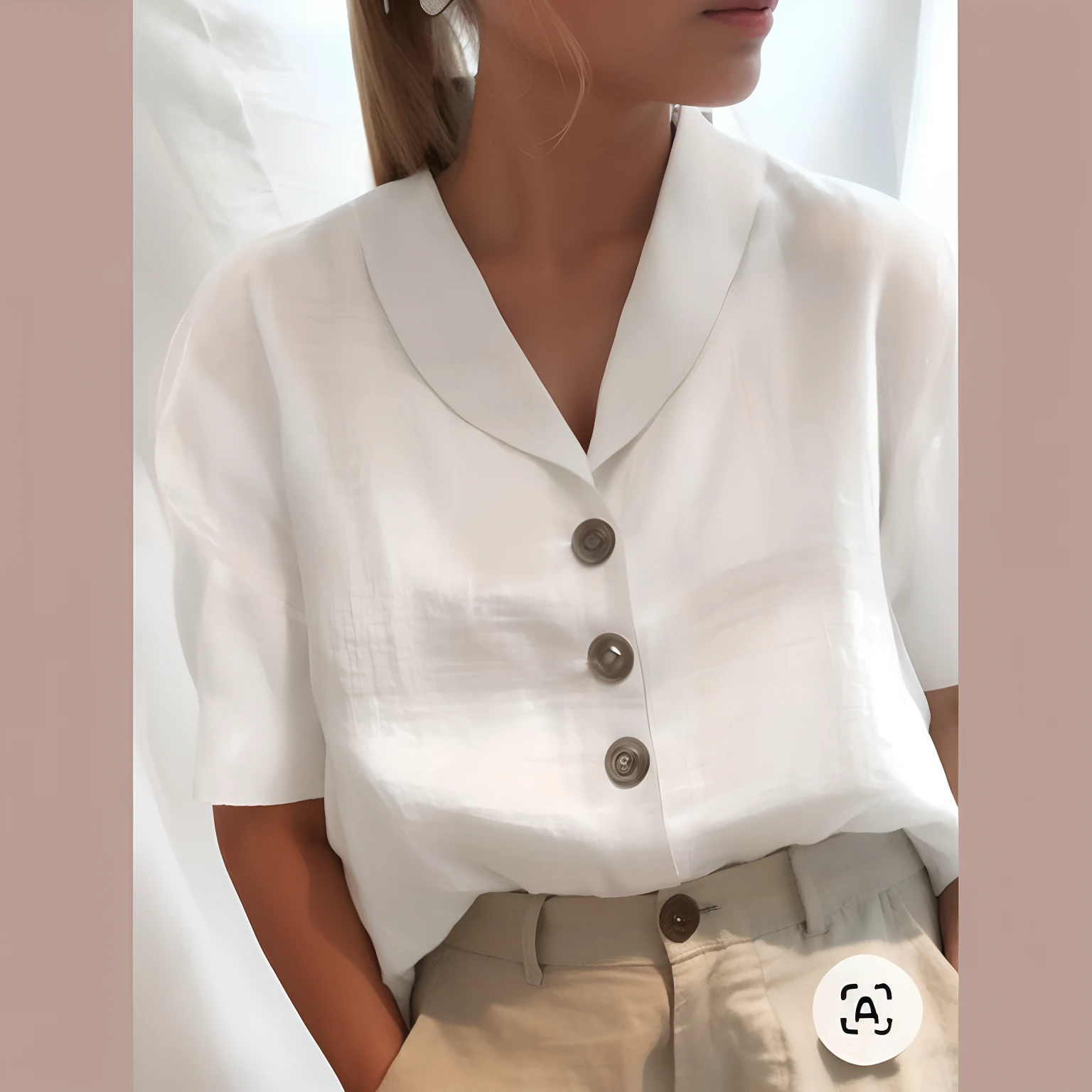 A closeup of a woman wearing a white shirt and tan pants, vestindo uma camisa de linho, wearing a white button up shirt, blusa branca, camisa branca, summer shirt, Loose - blusas justas, vestindo camisa branca, casual white garment, vestindo uma camisa branca, vestindo uma blusa branca, mangas curtas, tampo branco, camisa branca fina, button up shirt
