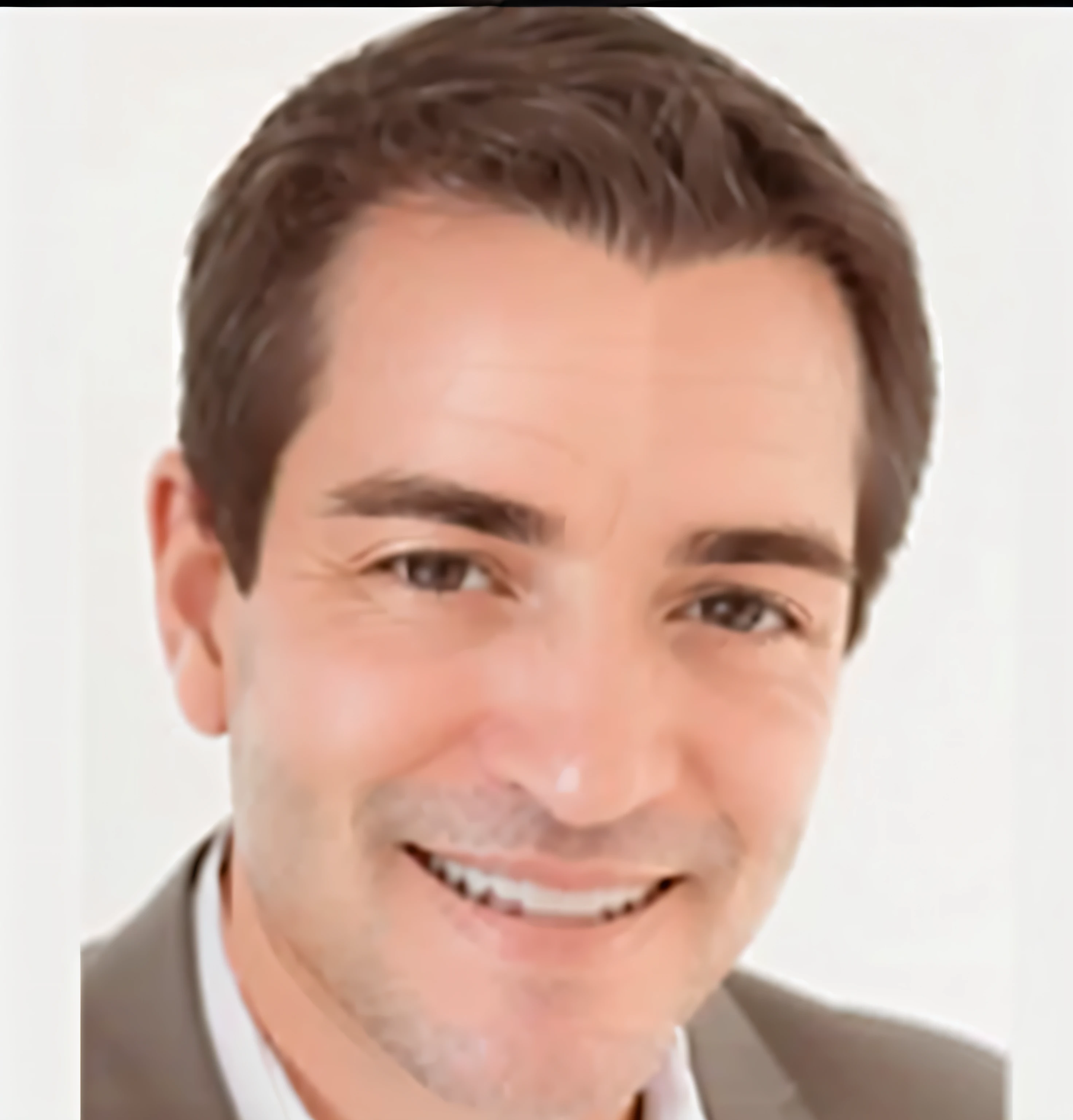 homem sorridente em um terno e gravata com um fundo branco, Alexandre Bourlet, Olivier Ledroit, mickael lelièvre, Alexandre Ferra, foto do perfil, Alexandre Chaudret, Vincent Maréchal, Nicolau Kalmakoff, ignacio fernandez rios, Guilherme Tholly, Cedric Peyranavernay, Thierry Doizon