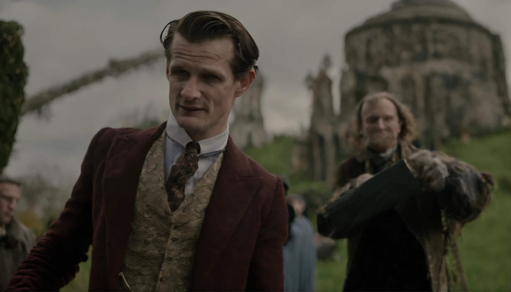 Ator matt smith usando roupa e maquiagem do coringa classico, imagem de corpo inteiro cabelo bem detalhado e sorriso autentico