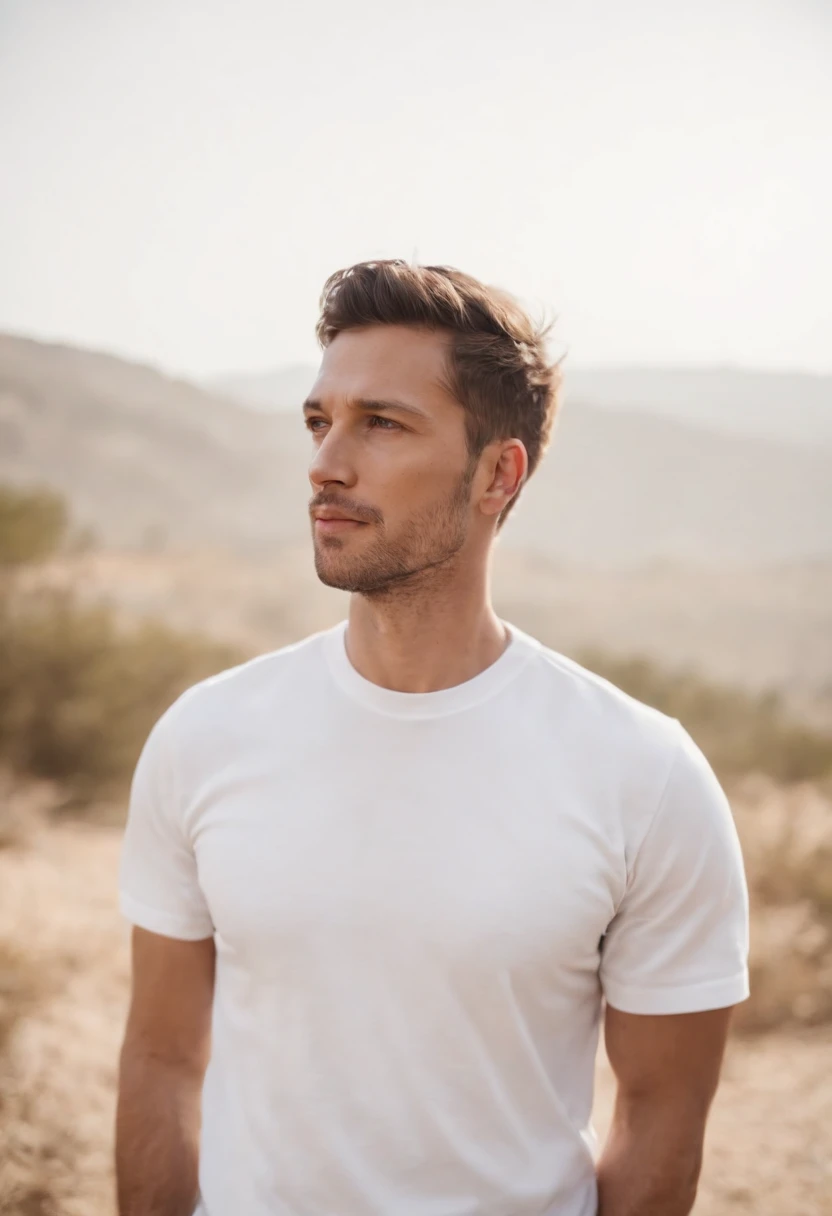 um homem com um colar e vestindo camiseta, Standing facing min, de um fundo branco,