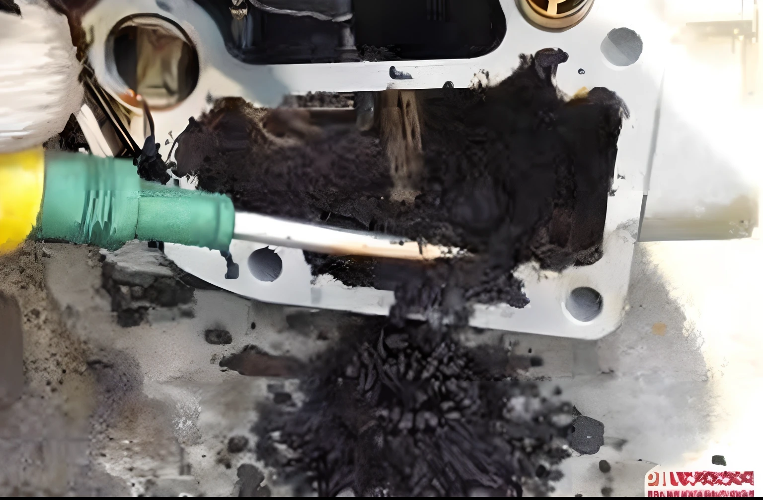 Someone is using a hose to fix a burning carbuncle, leaking oil, Piston leakage, inside dark oil, blocked drains, Broken pipes, sludge, full of tar, covered with tar, Oil spill incidents, Digging, Double repair, rotting black clay skin, vitta, Oil spill incidents, Exposing the screws, Unknown