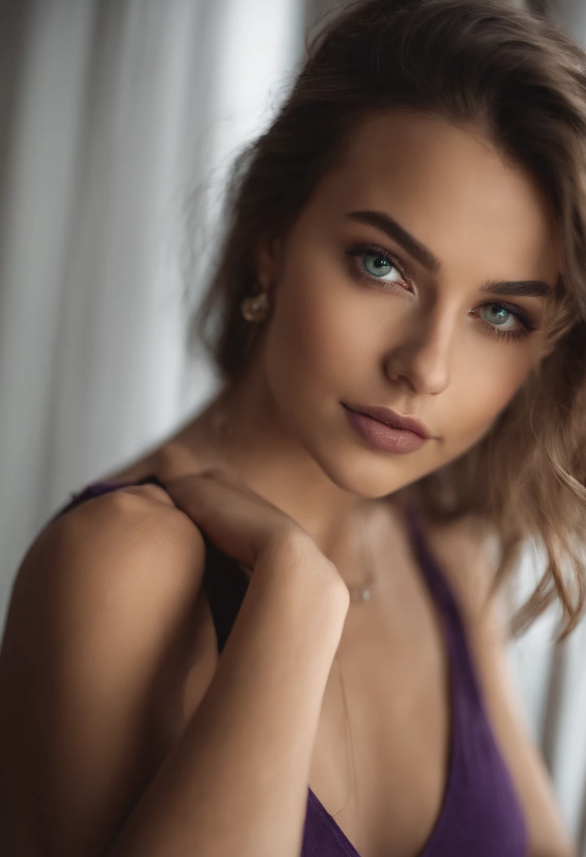 Arafed woman with a white tank top and necklace, fille sexy aux yeux verts, Portrait Sophie Mudd, cheveux bruns et grands yeux, selfie of a young woman, Yeux de chambre, Violet Myers, sans maquillage, maquillage naturel, looking straight at camera, Visage avec Artgram, Maquillage subtil, stunning closeupheadshot, piercing green eyes