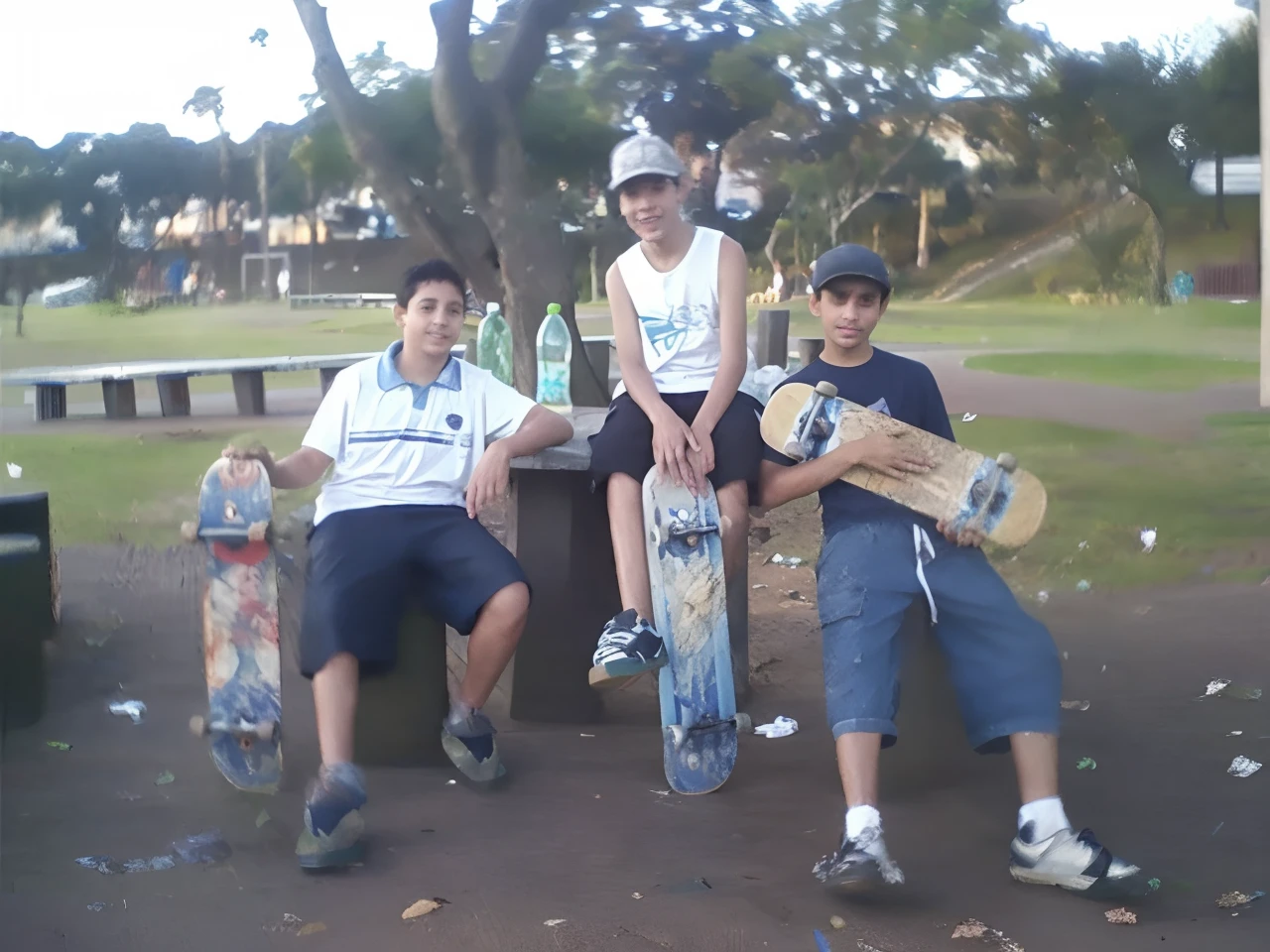 Three boys sitting on a bench with their skateboards in their hands, em uma pista de skate, Parque JC, skate, Skate, Skatepark, no parque, pista de skate, non blurry, non blurry, imagem antiga, Deviantarz, brazi, em um parque, foto de baixa qualidade, estilo skatista, dessaturados!!, patinadores, os meninos