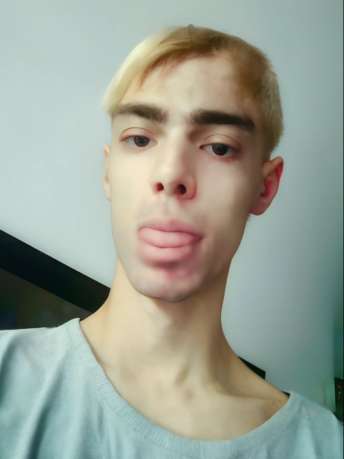 Arafed man with a pink tongue sticking out of his mouth, rosto como ester exposito, rosto raspado, cabelo albino, androgynous face, albino white pale skin, pele albina, rosto magro e raspado, ugly appearance, androgynous person, albino intenso, extremely pale blond hair, 1 7 - ano - menino rosto magro