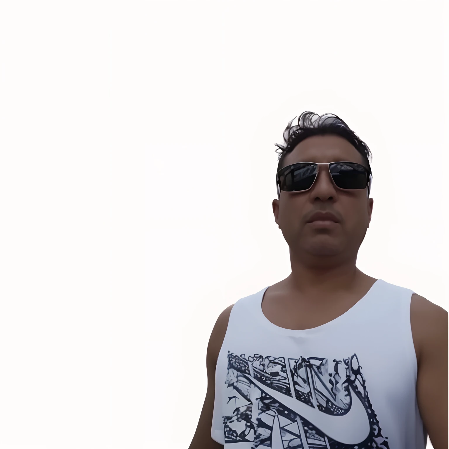 There is a man wearing a white shirt and sunglasses, 'fundo branco'!!!, na frente do fundo branco, fundo branco!!!!!!!!!!, low quality video, Homem de 4 0 anos, sem capacete, imagem de qualidade muito baixa, Homem de 5 0 anos, new song, com rosto preciso, em uma regata branca cantando, Estilo Mohamed Chahin, plano de fundo removido