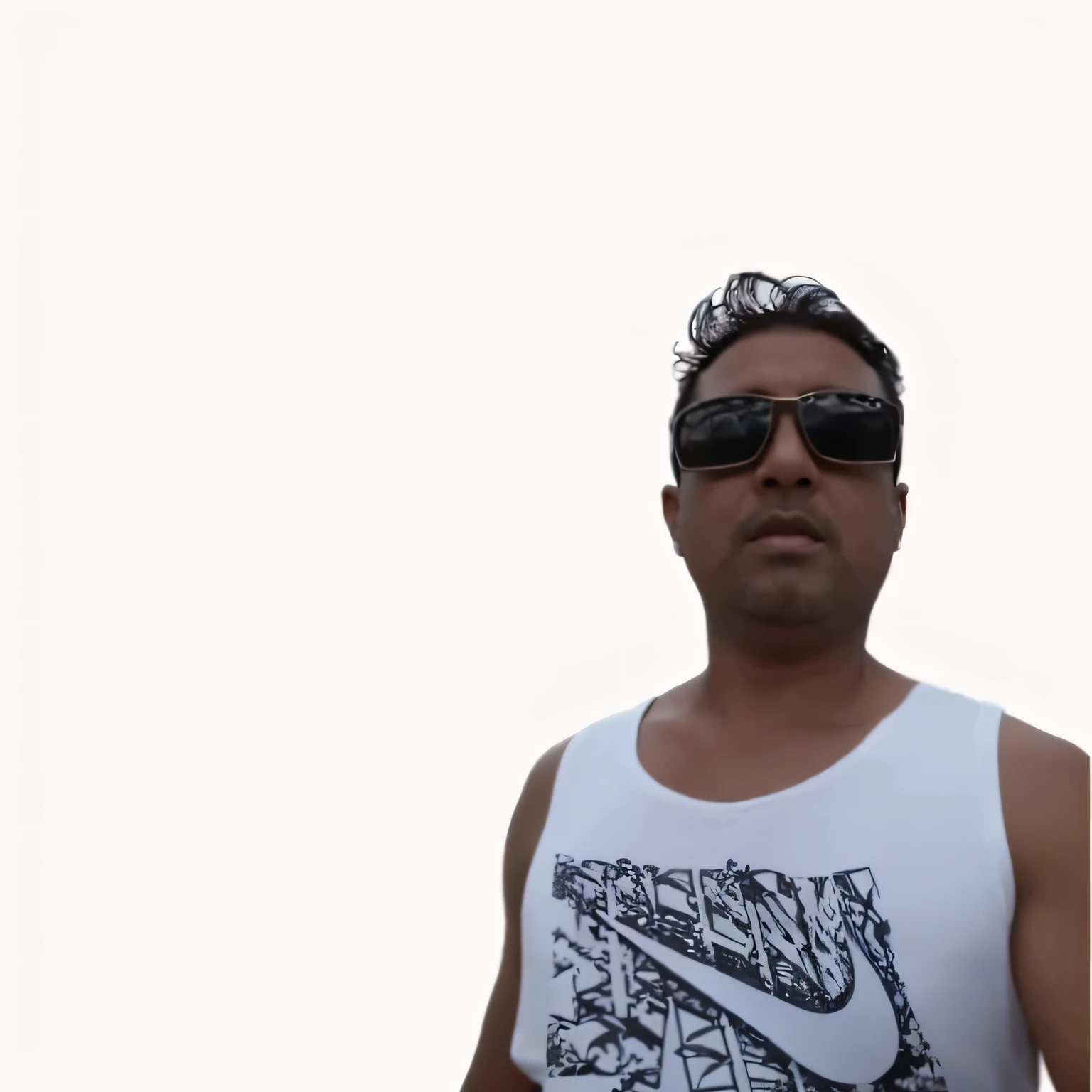 There is a man wearing a white shirt and sunglasses, 'fundo branco'!!!, na frente do fundo branco, fundo branco!!!!!!!!!!, low quality video, Homem de 4 0 anos, sem capacete, imagem de qualidade muito baixa, Homem de 5 0 anos, new song, com rosto preciso, em uma regata branca cantando, Estilo Mohamed Chahin, plano de fundo removido