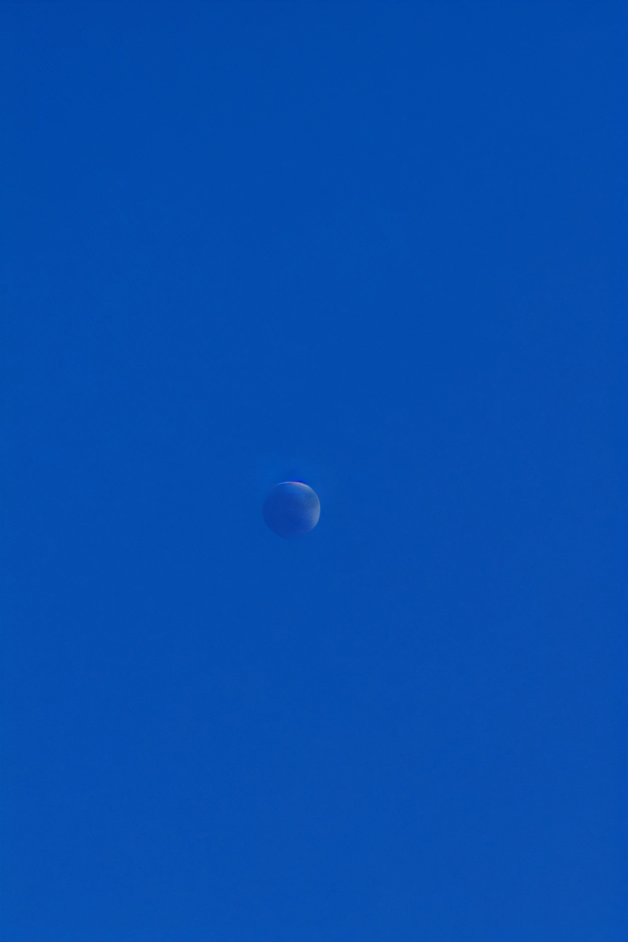 Arafed moon in a blue sky with a plane flying by, lua crescente no fundo, Blue sky background with moon, lua no fundo, moon on the sky, a lua no fundo, Lua no fundo, the moon is in the sky, moon on the sky, lua minguante, (lua no fundo), A lua no canto superior direito