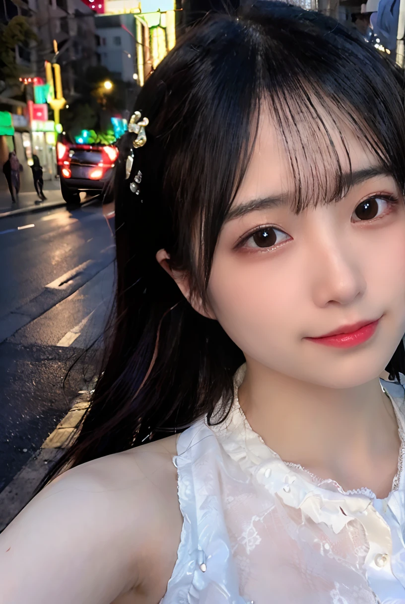 (8K、raw、proffesional、top-quality、masterpiece:1.2)、(realisitic、Photorealsitic:1.37)、The ultra-detailliert、(portlate)、(Highest Detail Skin:1.2)、(Highest Detail Face:1.2)、cinematlic lighting、1girll、A smile、Selfie Pose、In the street
