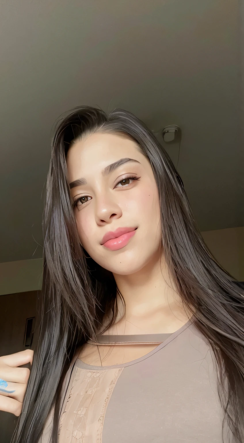 There is a woman who is brushing her hair with a brush, Violeta Myers, Kailee Mandel, 18 years old, valentina revolver, 21-year-old, 2 , 2 3 years oldmagen, Hermosa cara latina, Cara perfecta ), Julia Fuentes, muy baja calidad, Foto de perfil de la foto de cabeza, 19 year old girl