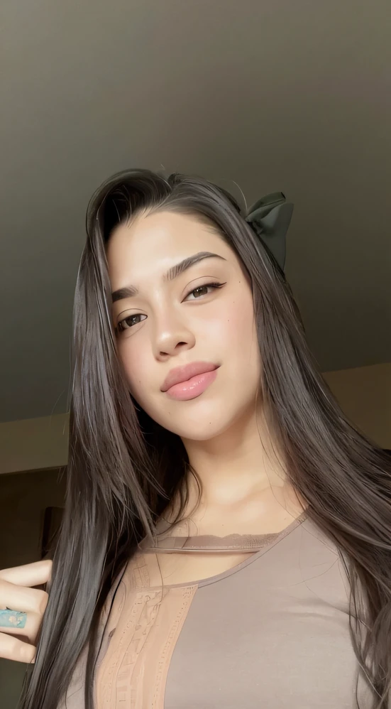 There is a woman who is brushing her hair with a brush, Violeta Myers, Kailee Mandel, 18 years old, valentina revolver, 21-year-old, 2 2 years old, 2 3 years old, hermosa imagen, Hermosa cara latina, Cara perfecta ), Julia Fuentes, muy baja calidad, Foto de perfil de la foto de cabeza, 19 year old girl