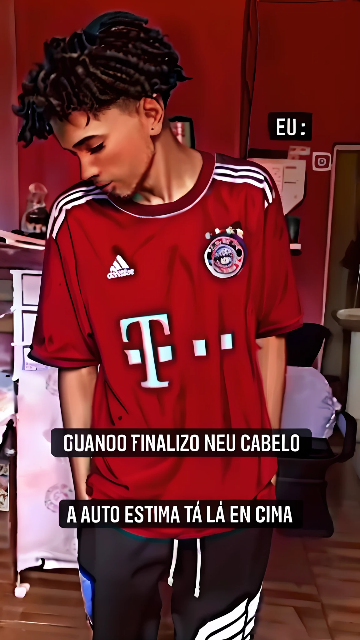 A closeup of a person wearing a red shirt and black pants, instagram story, thiago alcantara, 🚿🗝📝, ✏️🎨, instagram, 8 k altamente detalhado ❤🔥 🔥 💀 🤖 🚀, 🇺🇦, capturar, Memes, Miniatura do YouTube, no instagram, foto do snapchat, Streamer do Twitch / Jogador Ludwig, mateus 9 5