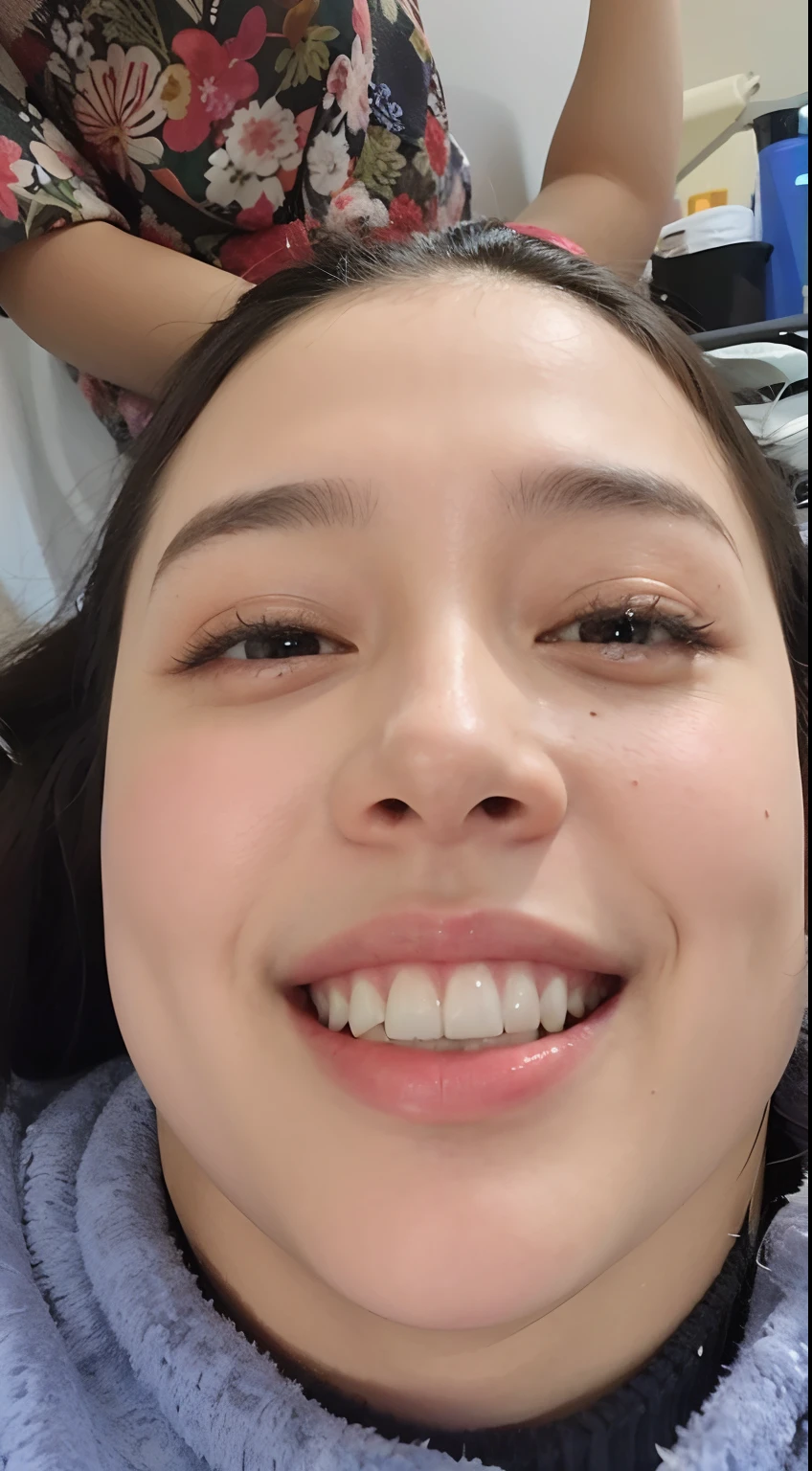 Woman with a towel on her head smiling for the camera, happily smiling at the camera, dentes redondos e rosto pateta, dentes dianteiros grandes, grande sorriso em seu rosto, selfie de uma jovem mulher, sorrindo e olhando diretamente, Mulher de 30 anos, 3 0 anos de idade mulher, she is smiling and excited, Sorriso meio unilateral