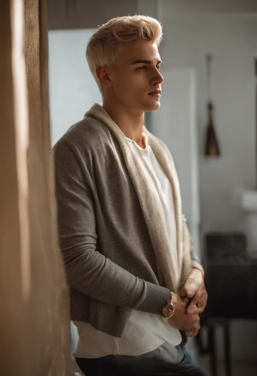Homem branco jovem, with very short hair and very light blond of European ethnicity. Ele deve estar de costas para foto, dentro de um apartamento.
