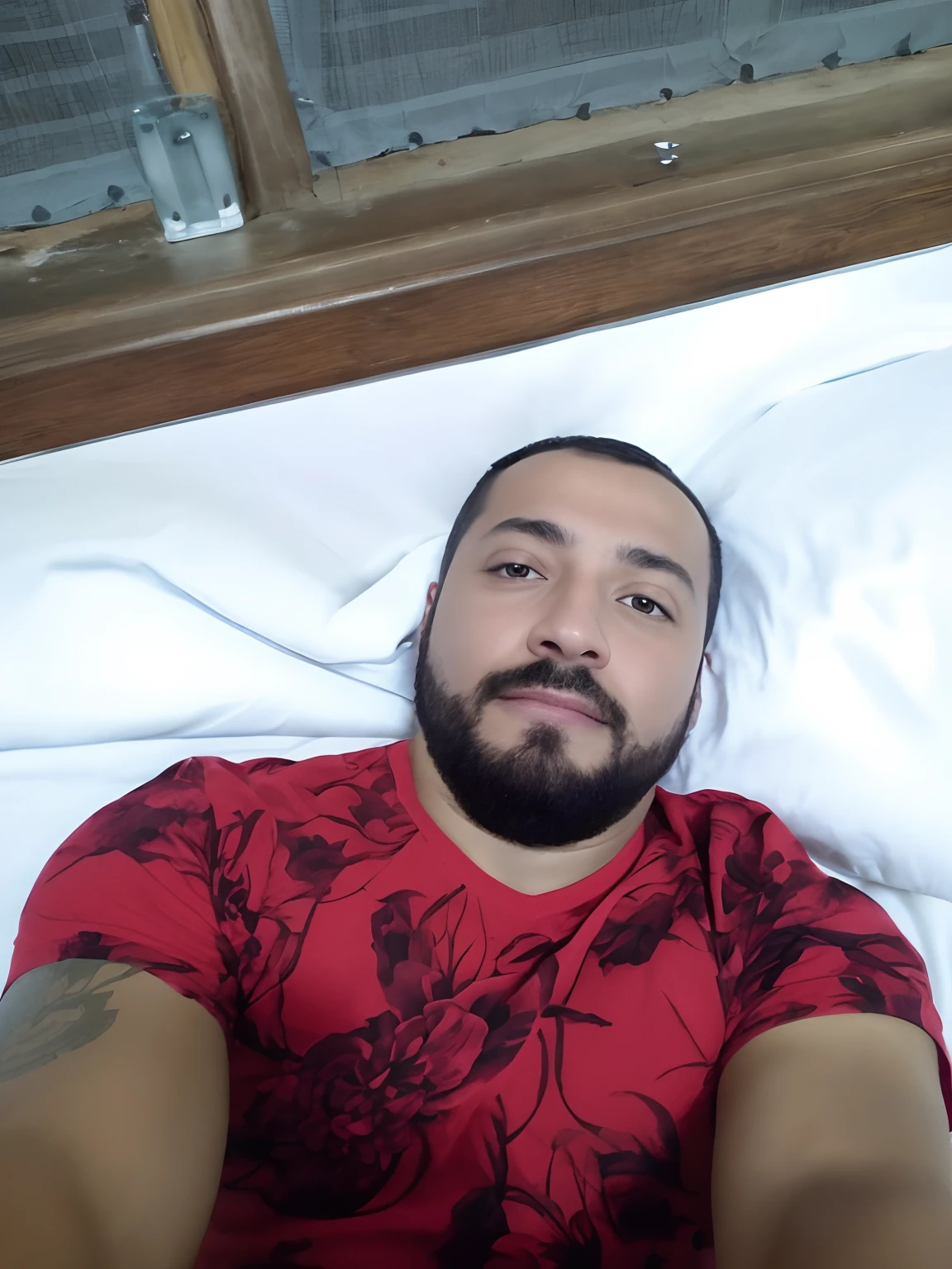 There's a man lying in bed in a red shirt, na minha cama, posando na cama, deitado na cama, deitado na cama, deitado na cama, imagem de perfil, deitado na cama, taken in the early 2020s, Homem de 4 0 anos, deitado em uma cama, foto de perfil, imagem de qualidade muito baixa