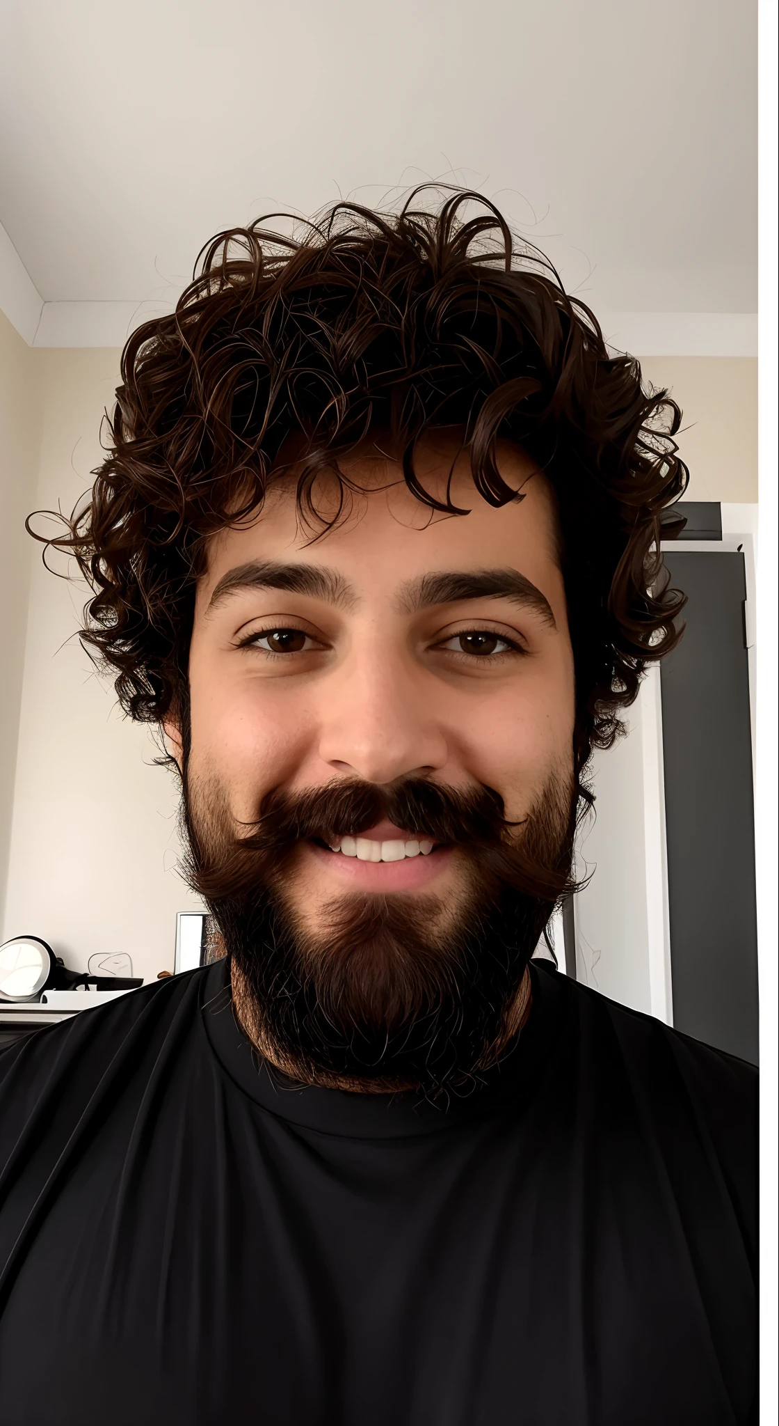 arafed man with a beard and a mustache smiling at the camera, com uma barba pequena, barba natural, barba enrolada, taken in the early 2020s, barba pequena, sem barba e bigode, neckbeard, barba aparada, sem barba, Basic t-shirt in black color, barba cheia, barba grisalha, em um podcast
