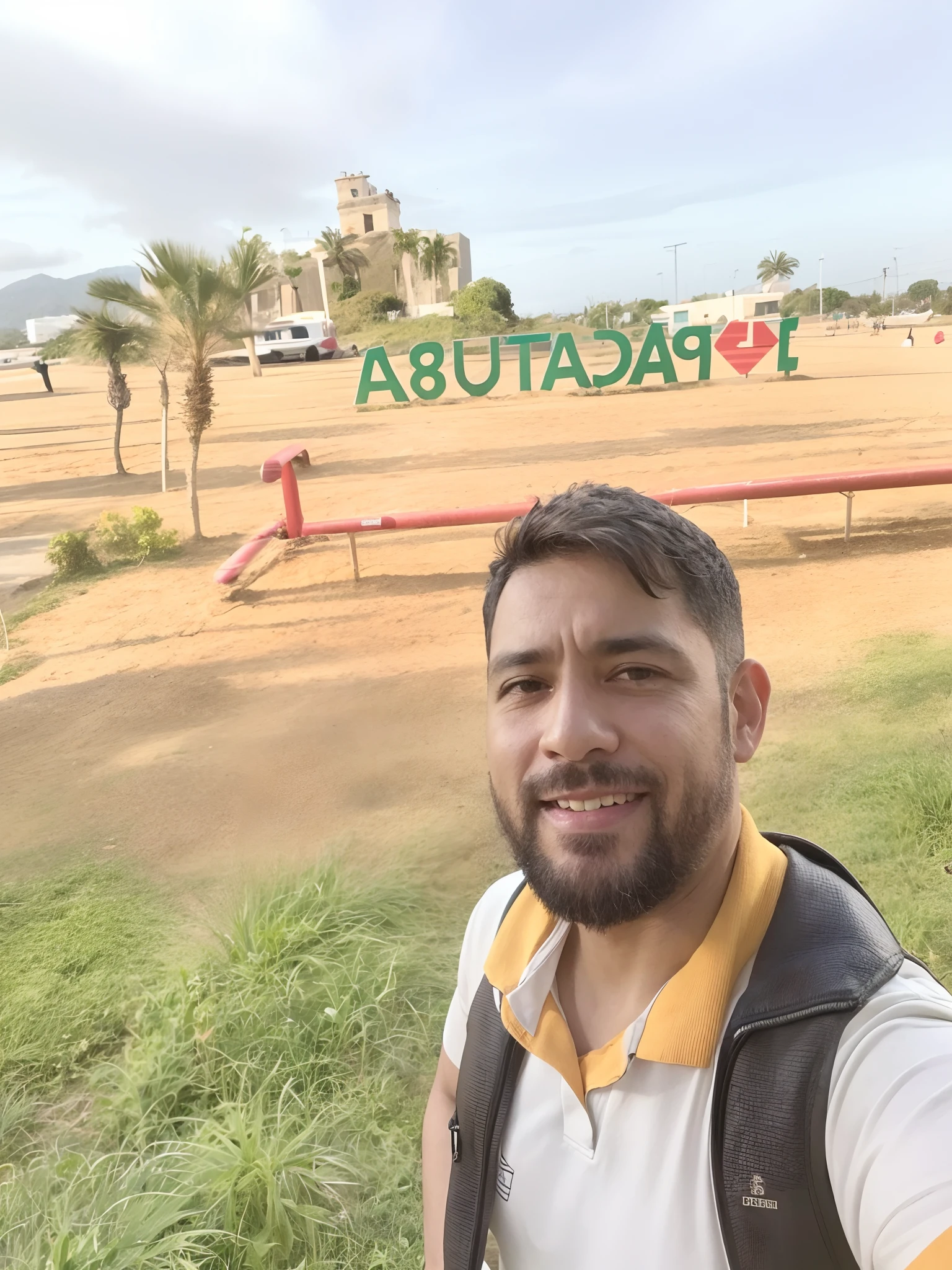 Homem de Arafed tirando selfie em frente a uma placa que diz Pacatuba, com um parque ao fundo, Parque em segundo plano, com montanhas ao fundo, com um parque nos fundos, com uma cidade em segundo plano, paradise in the background, Fotografia selfie 8k, imagem frontal, he is! cerca de 3 0 anos de idade