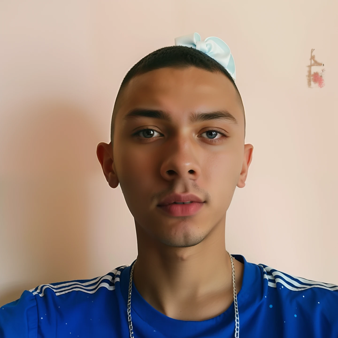 Man with a blue shirt and a white bow on his head, em torno de 1 9 anos, imagem frontal, caio santos, 18 anos, anime, personagem