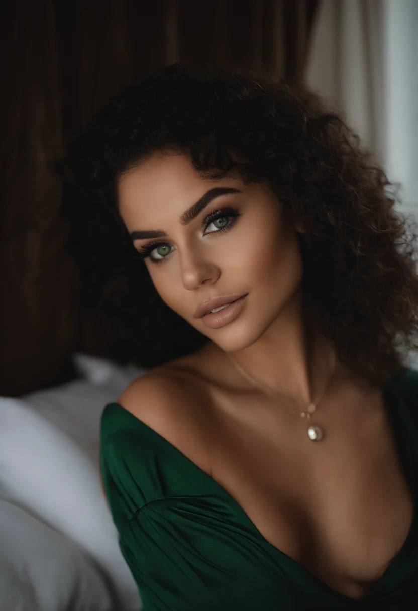 Mulher com um lingerie preto e um colar na cama, menina sexy com olhos verdes, Retrato Sophie Mudd, cabelos castanhos e olhos grandes, imagem de uma jovem mulher, Olhos do quarto, Violeta Myers, sem maquiagem, maquiagem natural, Looking directly at the camera, Rosto com ArtGram, maquiagem sutil, olhos verdes penetrantes