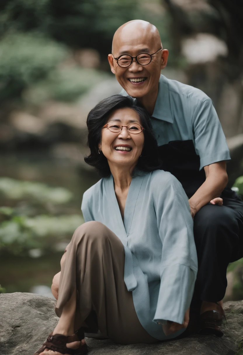 Japan people in their 60s　smiling　I'm smiling　I don't have any hair at all　Round large glasses　Bald