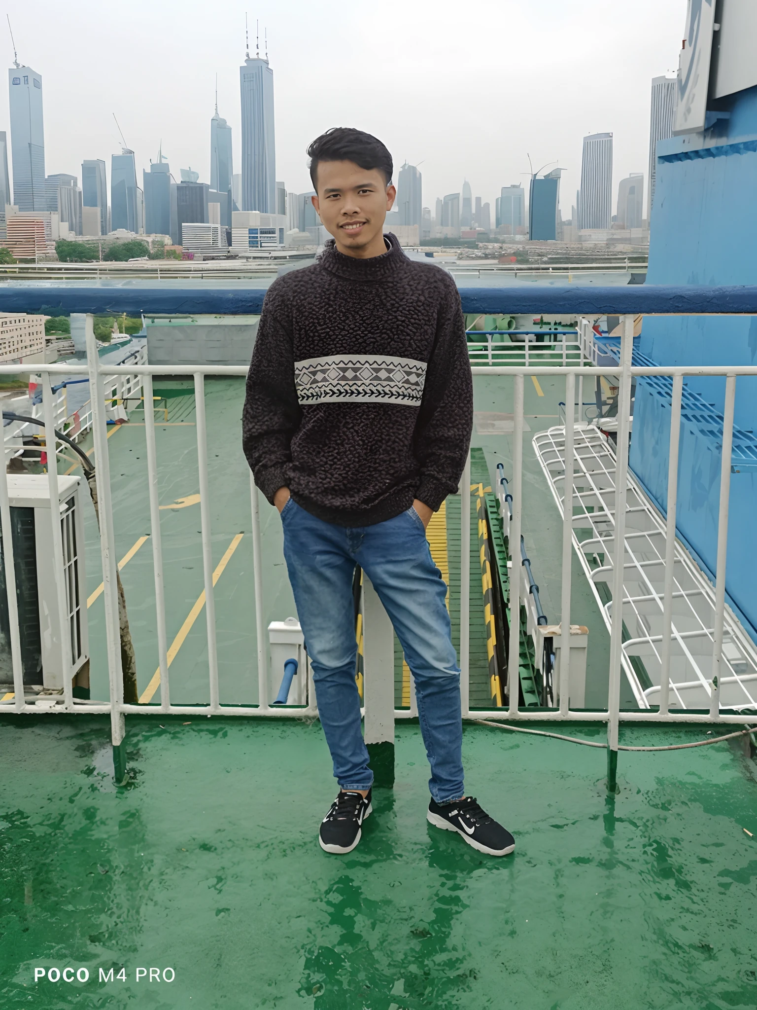 background city,don't change face,Hot weather