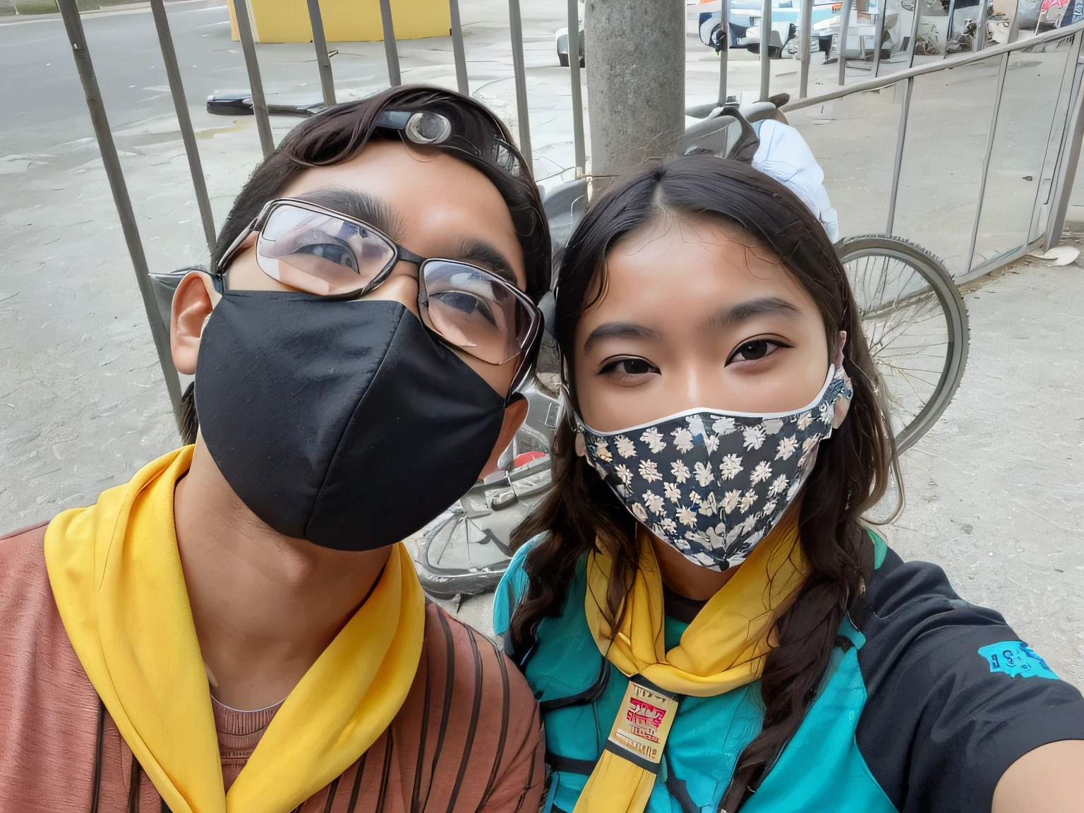 They are wearing masks and posing for a selfie, wearing a mask, wearing facemask and sunglasses, wearing a mask, wearing a mask, wearing bandit mask, people are wearing masks, some of them use gask mask, usando equipamento de aventura, Foto selfie 8k, Selfie, usando roupas sujas de viagem, Em segundo plano, vestindo trajes tradicionais, em uma rua