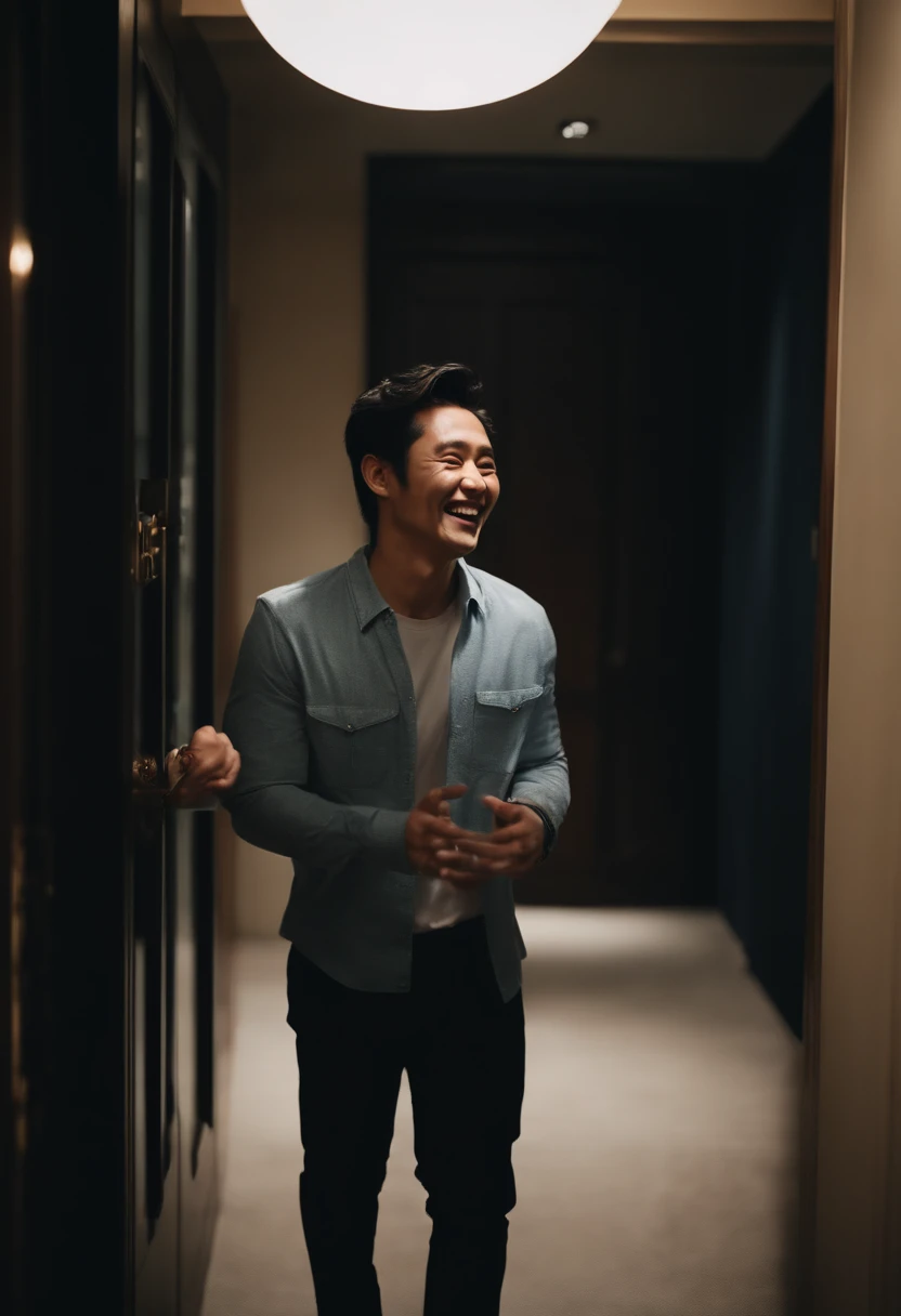 masterpiece、top-quality、japanese male、a blond、blue eyess、Nice Buddy、(Upper body shirt)、Entrance to the apartment、Nasty laughter、huge smile、Open the door、Welcoming guests、