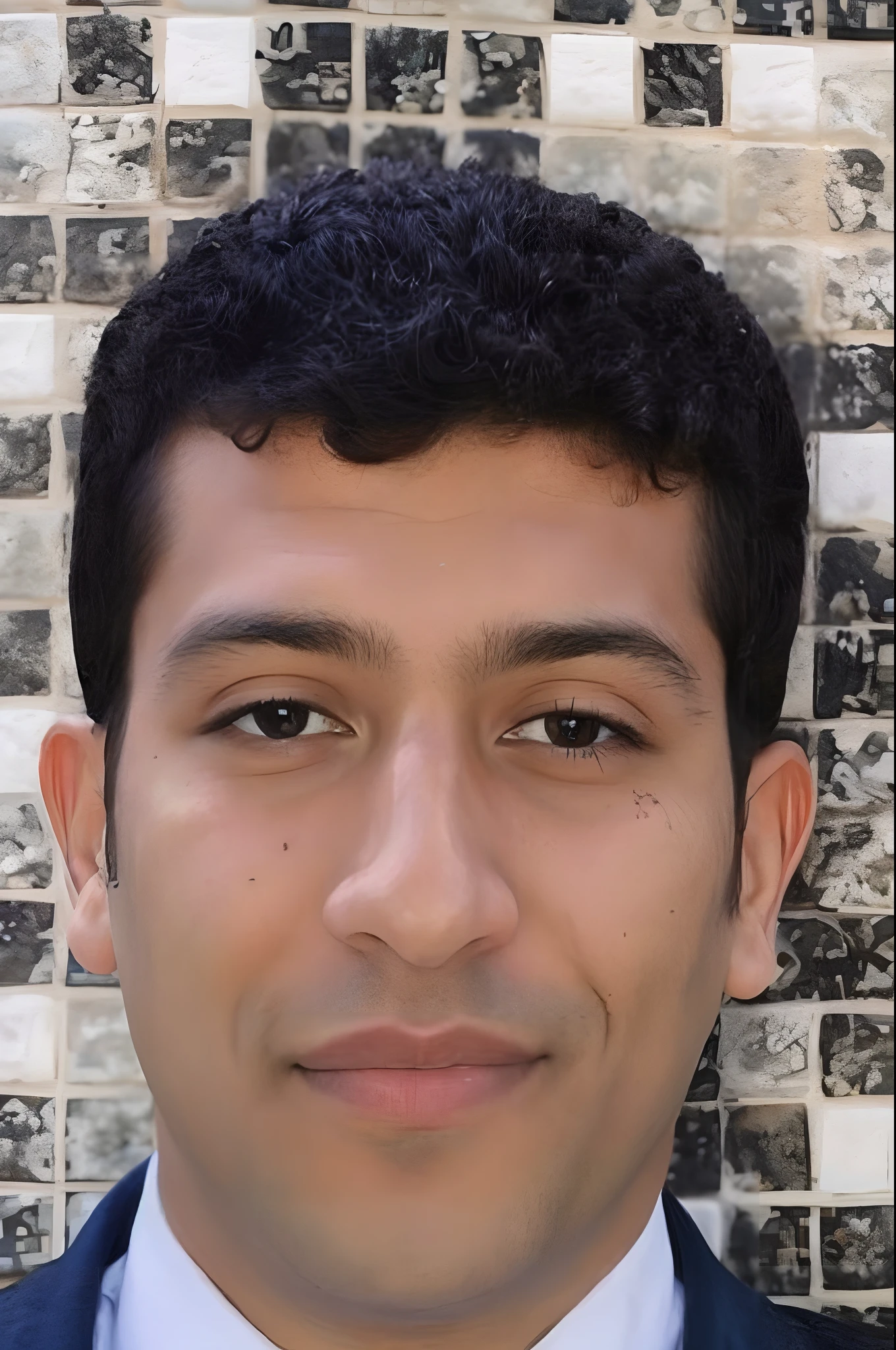 Fotografia do rosto de um homem sorrindo, usa uma blusa preta, busto muito pesado, cabelo curto, look-at-camera, symmetric eyes, fotorrealista, Cineasta, Rastreamento de rotas, specular illumination, Volumetric light for the face, Path traced by the hair, visible shadows, intrincado, elaborar, Hiper realista
