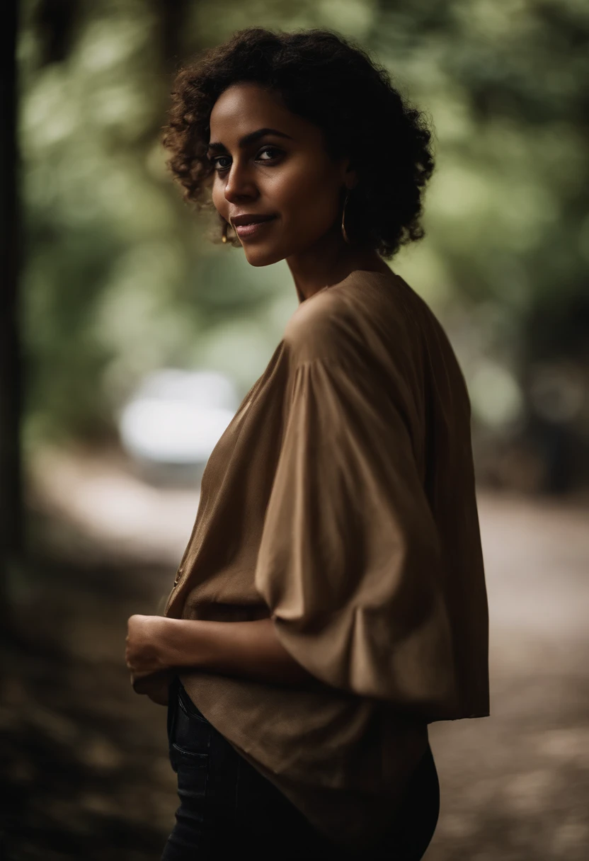 Uma jovem garota negra bonita , pedindo uma carona para o caminhoneiro .