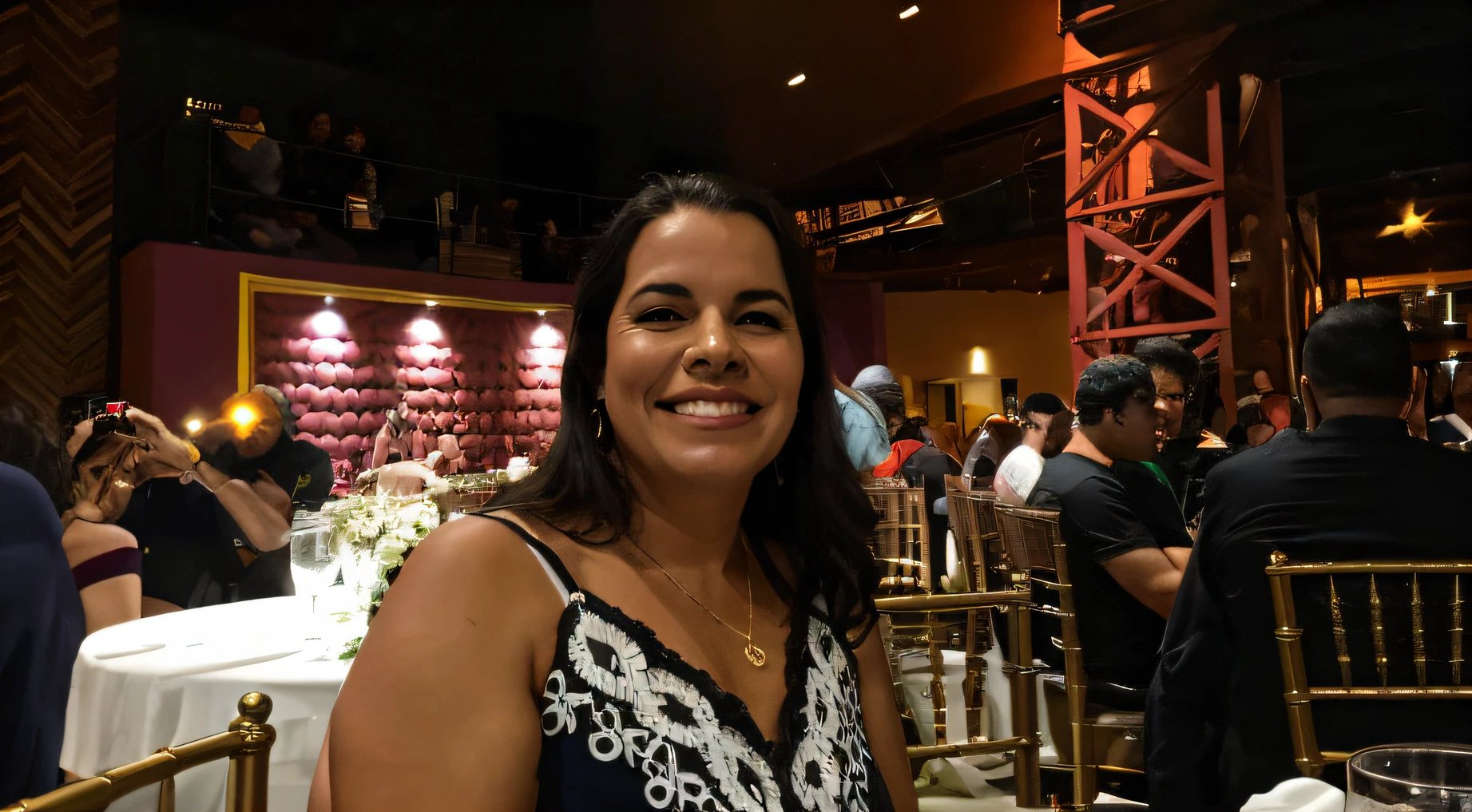 mulher sorridente sentada em uma mesa com um prato de comida, 3 0 anos mulher, Directed by: Nandor Soldier, Fotografia tirada em 2 0 2 0, imagem de perfil, Malika Favre, 4 5 I, Caroline Gariba, 3 5 year brazilian mother, fernanda suarez, Foto tirada em 2018, Alanis Guillen, coluna