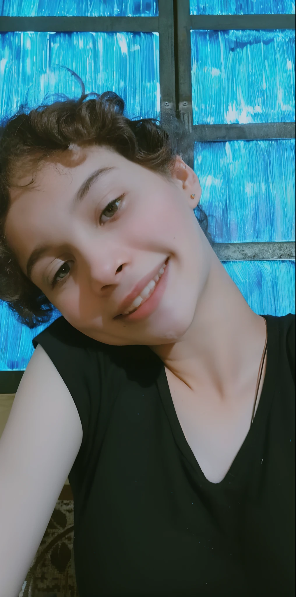 There's a young woman sitting in front of a window with a doughnut, imagem de perfil, cabelo encaracolado curto escuro sorrindo, Valentina Embaralhamento, halfbody headshot, muito ligeiramente sorridente, ele tem cabelos castanhos curtos e cacheados, by Amelia Peláez, 1 6 anos, foto de perfil, Malika Favre, sorrindo e olhando diretamente, imagem de qualidade muito baixa
