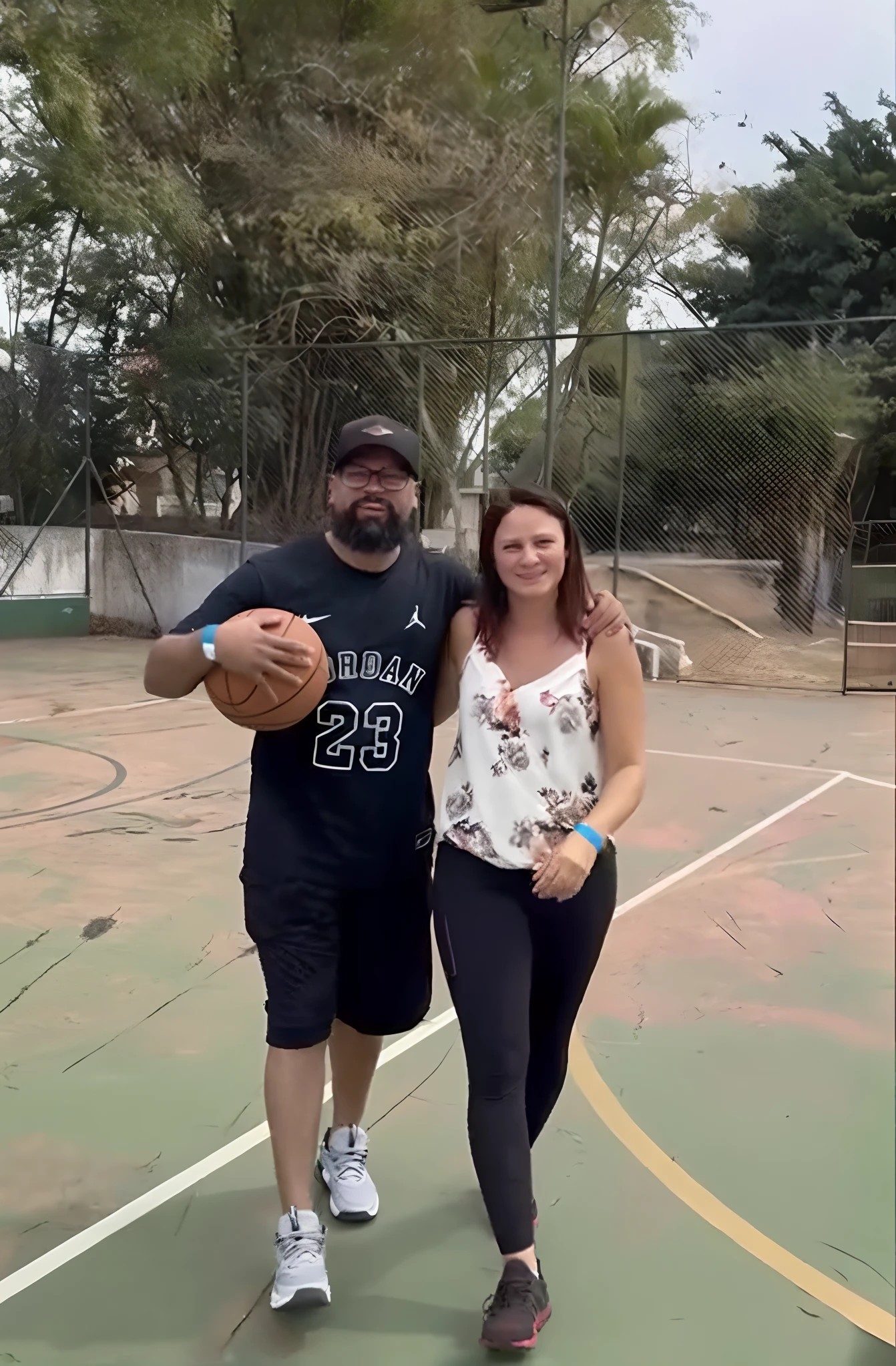 There is a man and a woman standing on a basketball court, jogando basquetebol, In Sao Paulo, um parque ao fundo, from then on a basketball, Parque em segundo plano, em um parque, filmagem em alta qualidade , musculosos