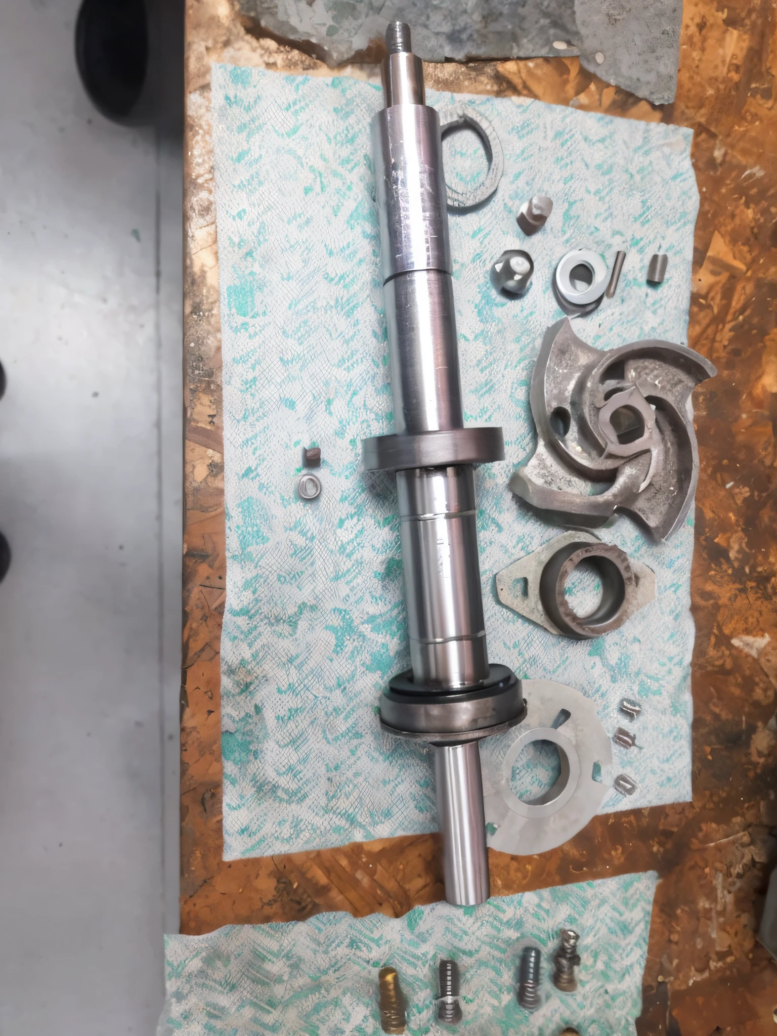 There is a metal object that is lying on a piece of paper, leaking pistons, engrenagens internas expostas, aftermarket parts, resplandecente e orgulhoso de suportar, Vazando, com um grande sorriso louco, made up of many bits of metal, vista acima, made from mechanical parts, Directed by: Konrad Witz, Assembly of exploded parts, Me ajuda, detalhado, but rough, extremamente intrincado