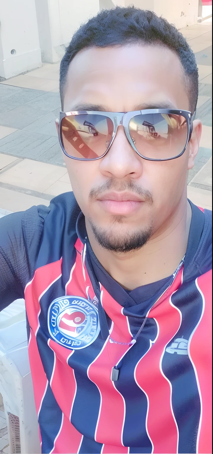 There is a man wearing sunglasses and a red and blue shirt, imagem de perfil, imagem de qualidade muito baixa, In Sao Paulo, inspirado em Samuel Silva, David Uzochukwu, Mohamed Reda, foto de perfil, Fotografia selfie 8k, 2 9 anos, 2 7 anos, foto selfie, 3 2 anos, foto de perfil, 2 8 anos