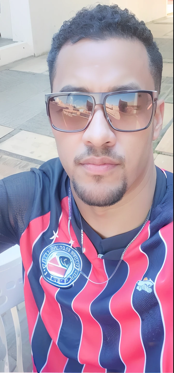 There is a man wearing sunglasses and a red and blue shirt, imagem de perfil, imagem de qualidade muito baixa, In Sao Paulo, inspirado em Samuel Silva, David Uzochukwu, Mohamed Reda, foto de perfil, Fotografia selfie 8k, 2 9 anos, 2 7 anos, foto selfie, 3 2 anos, foto de perfil, 2 8 anos