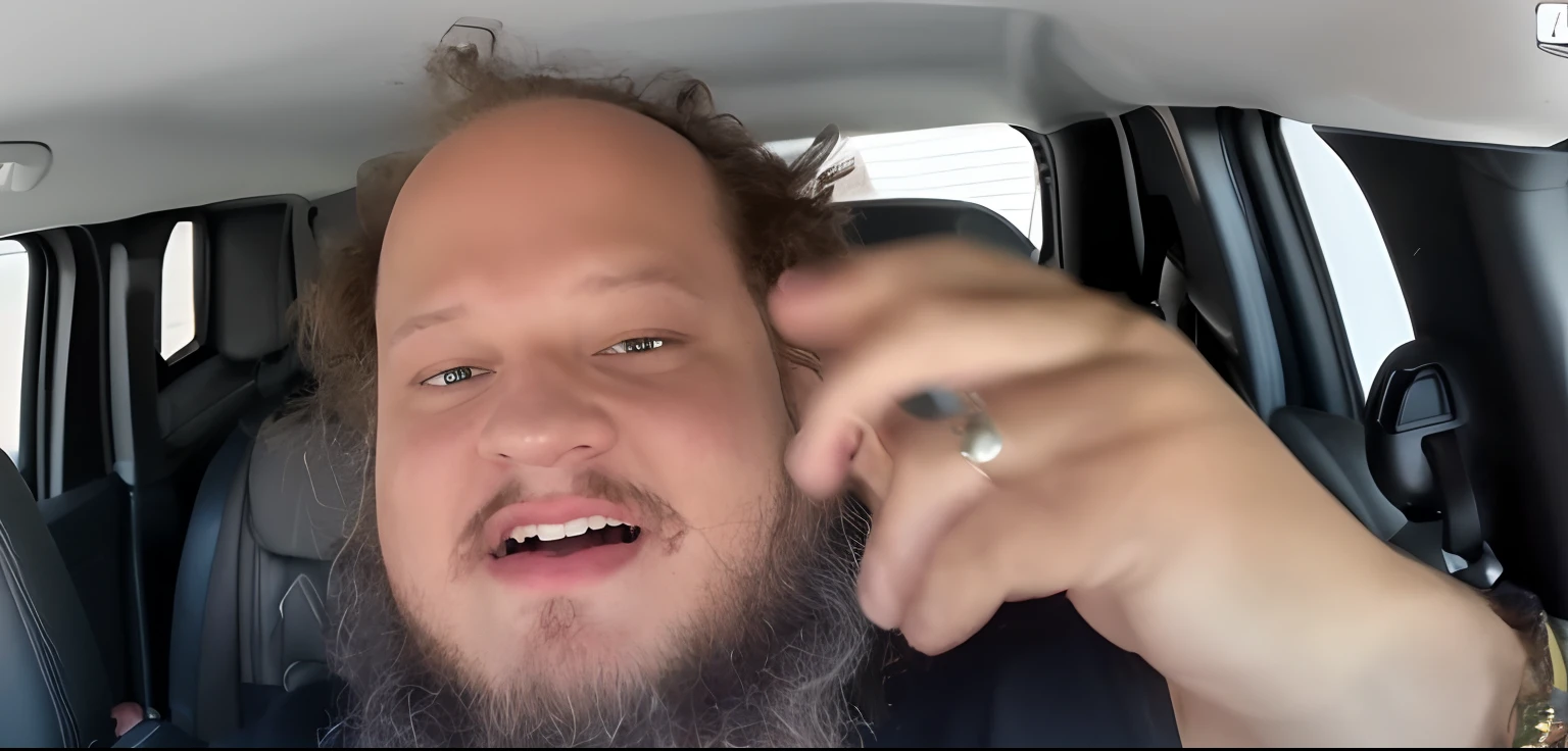 Homem com barba falando ao celular em um carro, youtube video screenshot, carpool karaoke, scariest looking man alive, neckbeard, action bronson, low quality video, Fotografia selfie 8k, closeup estilo gesto pesado, middle finger, tiktok video, florida man, Chris Chan, giving the middle finger, senta-se em um dedo, youtube clickbait