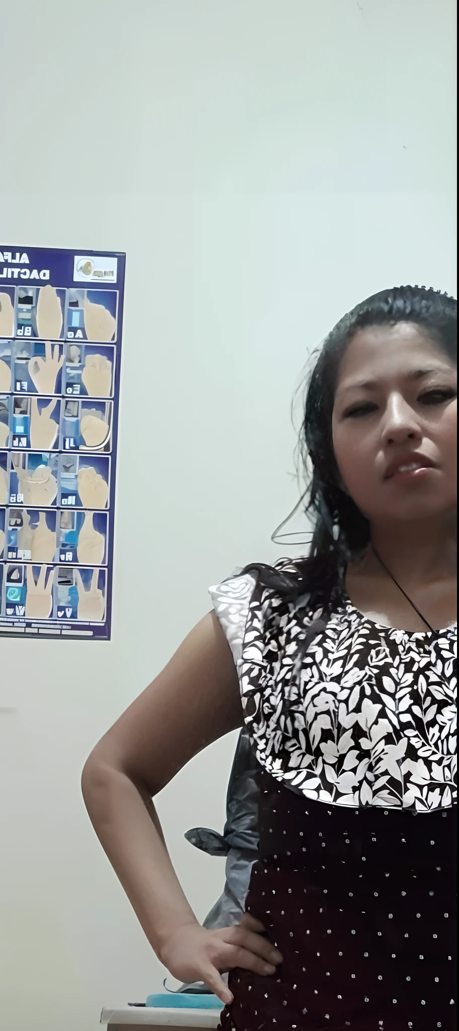 There is a woman standing in a room with a table and a chair, vestido, Vestir, Vestido cubierto completo, vestido corto, Modelo de mujer, Vestido elegante, Imagen de cuerpo entero, aspecto femenino, postura frontal, Posando!!, en un vestido, no borroso, 3 0 years old woman, cuerpo completo;, Pose completa, Foto sincera, con ropa de moda