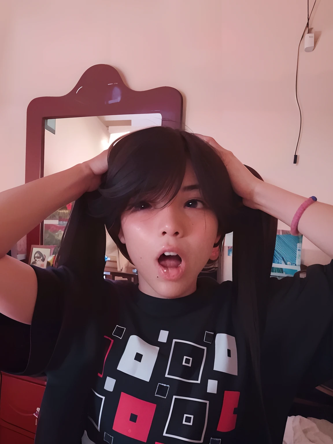 There's a girl who's pulling her hair, boy has short black hair, his hair is messy and unkempt, Su cabello es desordenado y salvaje, con las manos en el pelo, Sosteniendo sus manos hacia su cara, screaming at the camera, con el pelo largo, cara tonta, Ruan lindo vtuber, Boy's hair, imagen frontal, Hiro
