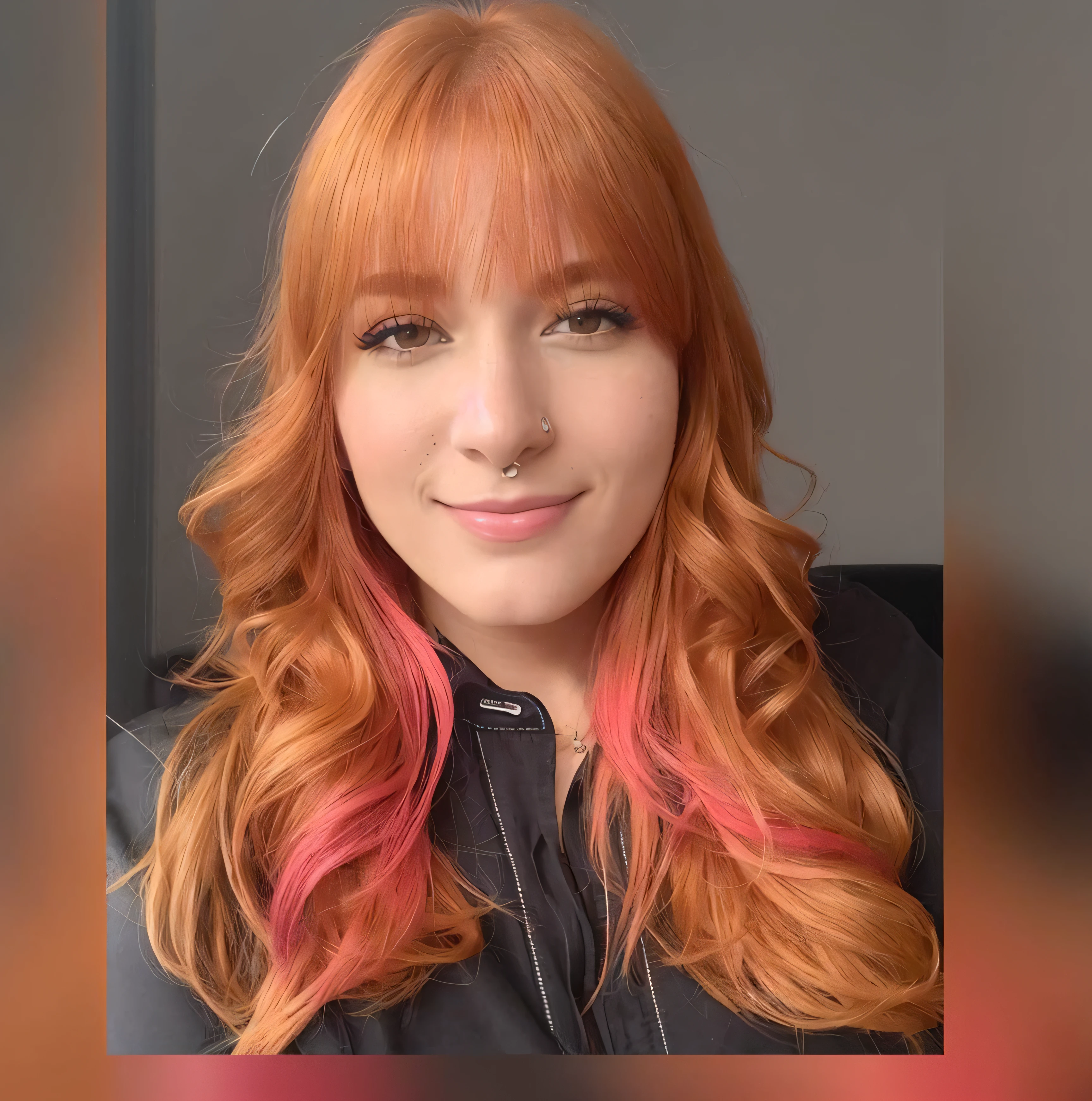mulher arafed com cabelo vermelho e cabelo rosa posando para uma foto, cabelos vermelhos e dourados brilhantes, com cabelos ruivos cacheados, loiro e auburn cabelo dois tonificados, cabelos vermelhos brilhantes, com longos cabelos ruivos, longos cabelos vermelhos cachos, longos cabelos ruivos brilhantes, ela tem cabelos longos e redorange, long flowing pink hair, auburn e loiro dois tons de cabelo, longos cabelos ondulados laranja