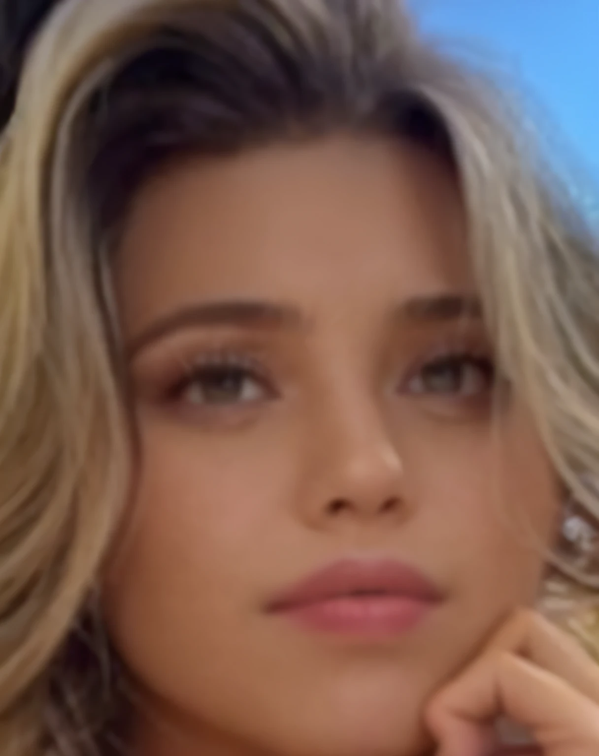 um close up de uma mulher com longos cabelos loiros e um colar, Caroline Gariba, Parece Fabiula Nascimento, fernanda suarez, Marischa Becker, Supermodelo brasileira, foto de perfil, andrea rocha, Olivia de Bernardinis, imagem de perfil, modelo bonito, imagem do avatar, cara bonita!!, Ana de Armas, Alana Fletcher,posando em lugar chique,cidade,roupas curtas,sensual