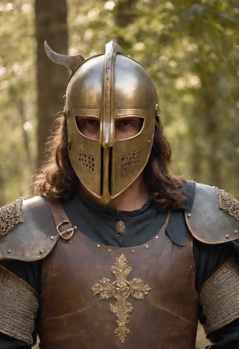 Homem medieval, cabelo curto, rosto queimado, wearing an iron mask, with an axe in hand, armadura de couro e ouro, casaco de pele de lobo