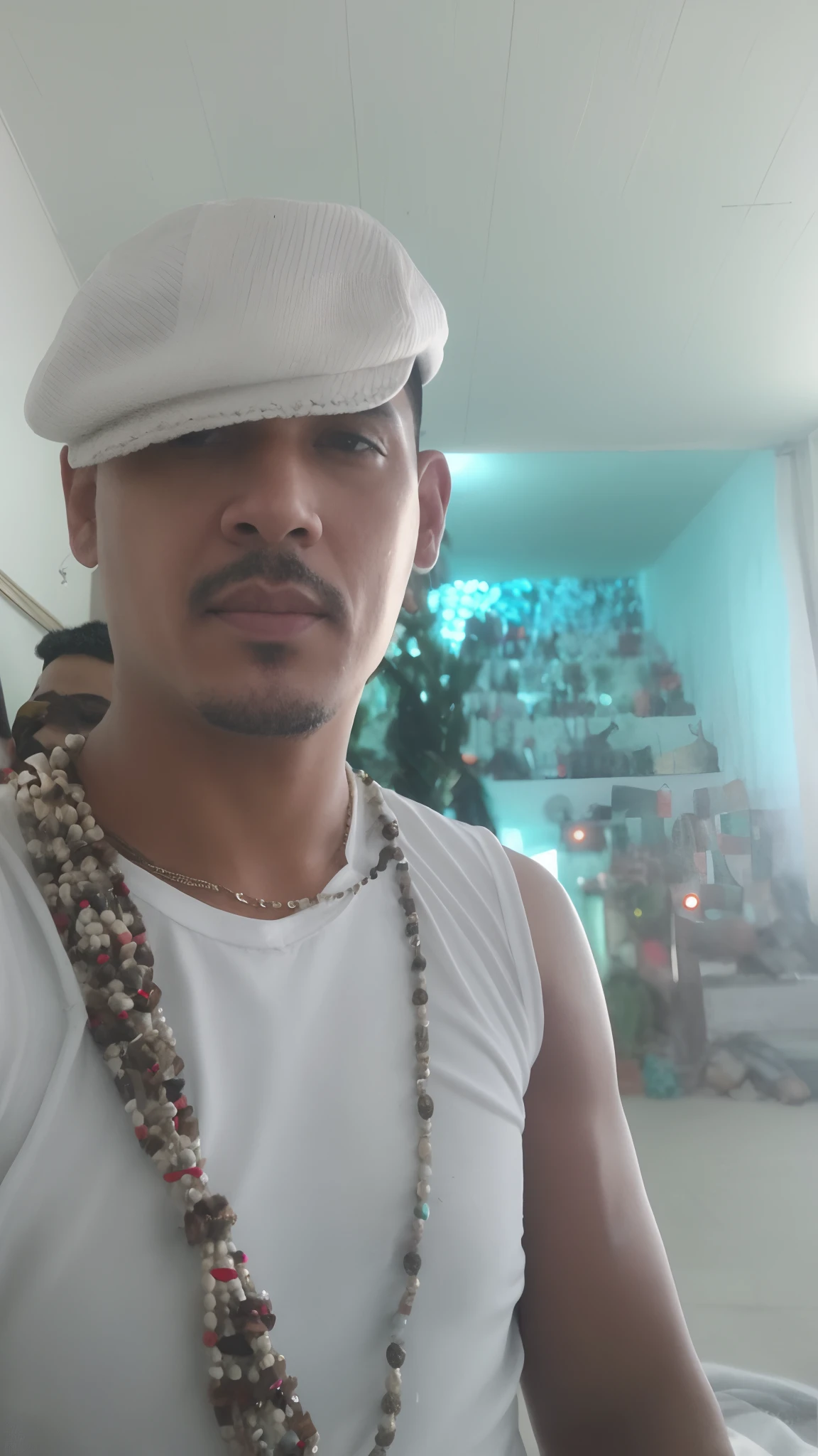 There is a man wearing a hat and a necklace with beads, inspirado em Christopher Williams, foto de perfil, inspirado em I Ketut Soki, Masterpice, imagem de qualidade muito baixa, vestindo demobaza fashion, Estilo Zigor Samaniego, Maher Morcos |, inspirado em Randy Vargas, victor maristane, foto de perfil, Foto de perfil, maximus jacobs