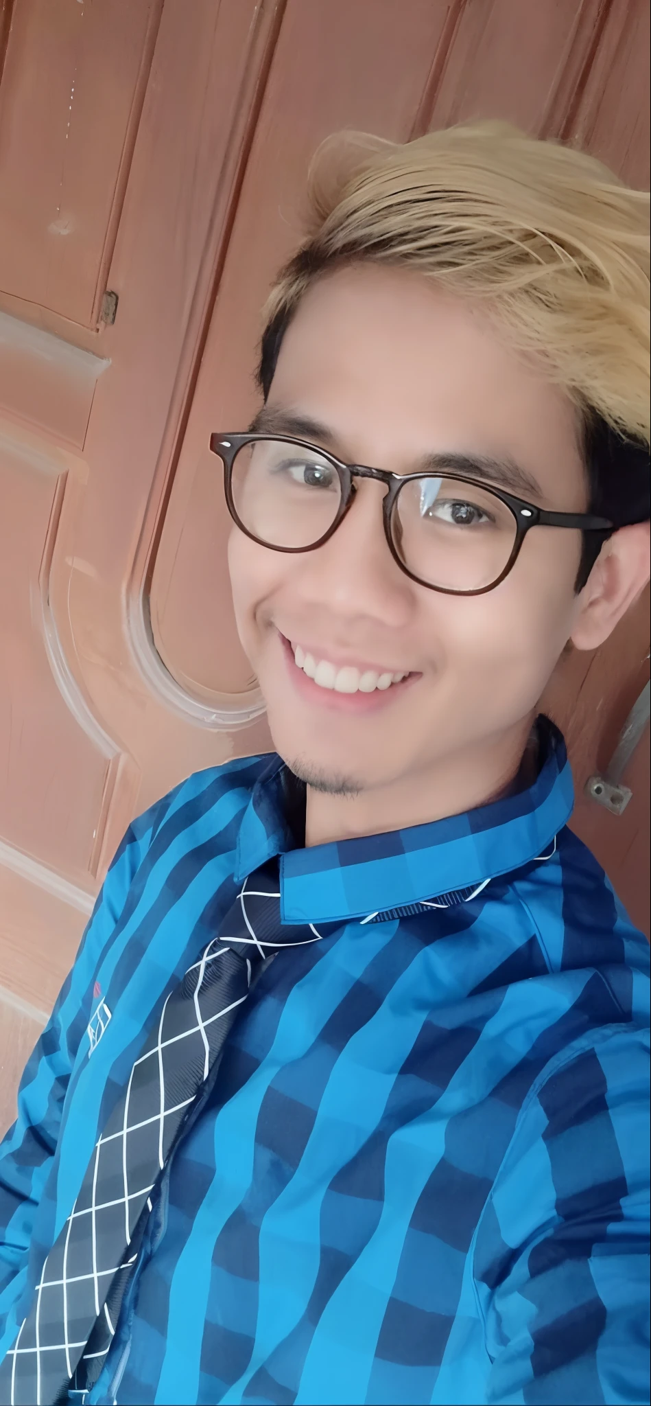 there is a man with glasses and a tie posing for a picture, nivanh chanthara, ramil sunga, john jude palencar, ayan nag, mohamed chahin, with a beautifull smile, thawan duchanee, 2 7 years old, by Abidin Dino, ismail, slight nerdy smile, mohamed chahin style