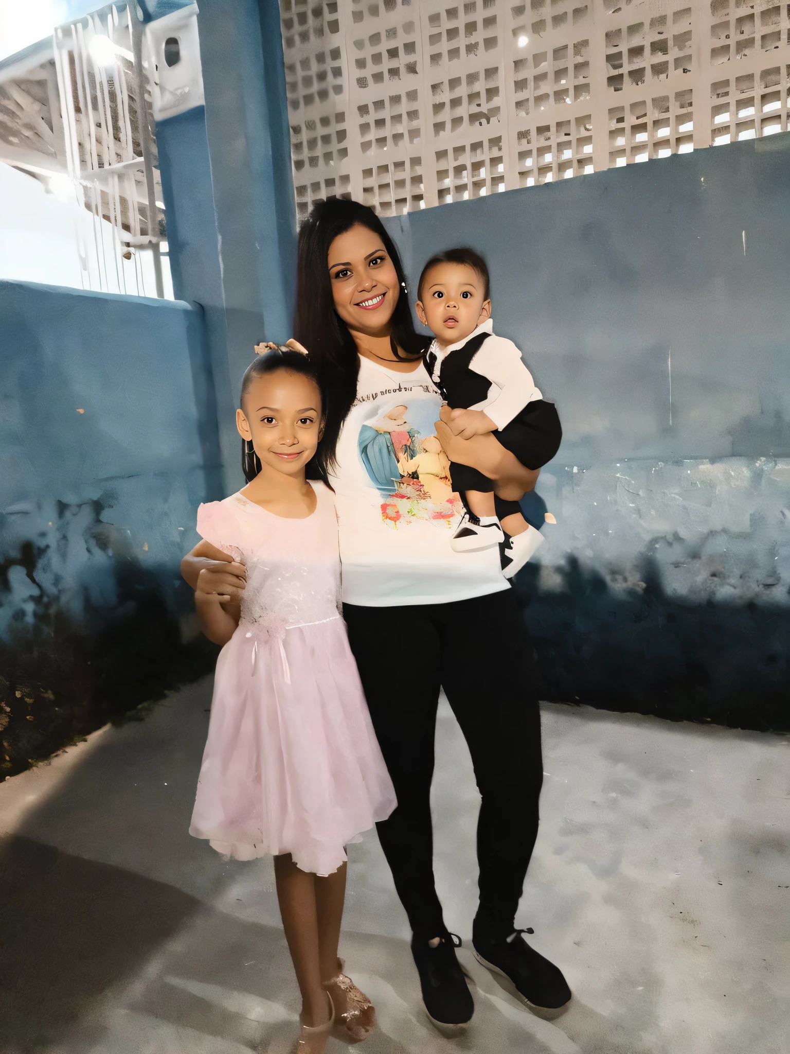 There is a woman and two children together in a room, 3 5 year brazilian mother, by Amelia Peláez, by Gina Pellón, imagem de perfil, Alanis Guillen, Mulher de 30 anos de Cuba, Directed by: Olivia Peguero, Directed by: Nandor Soldier, coluna, Directed by: Glòria Muñoz