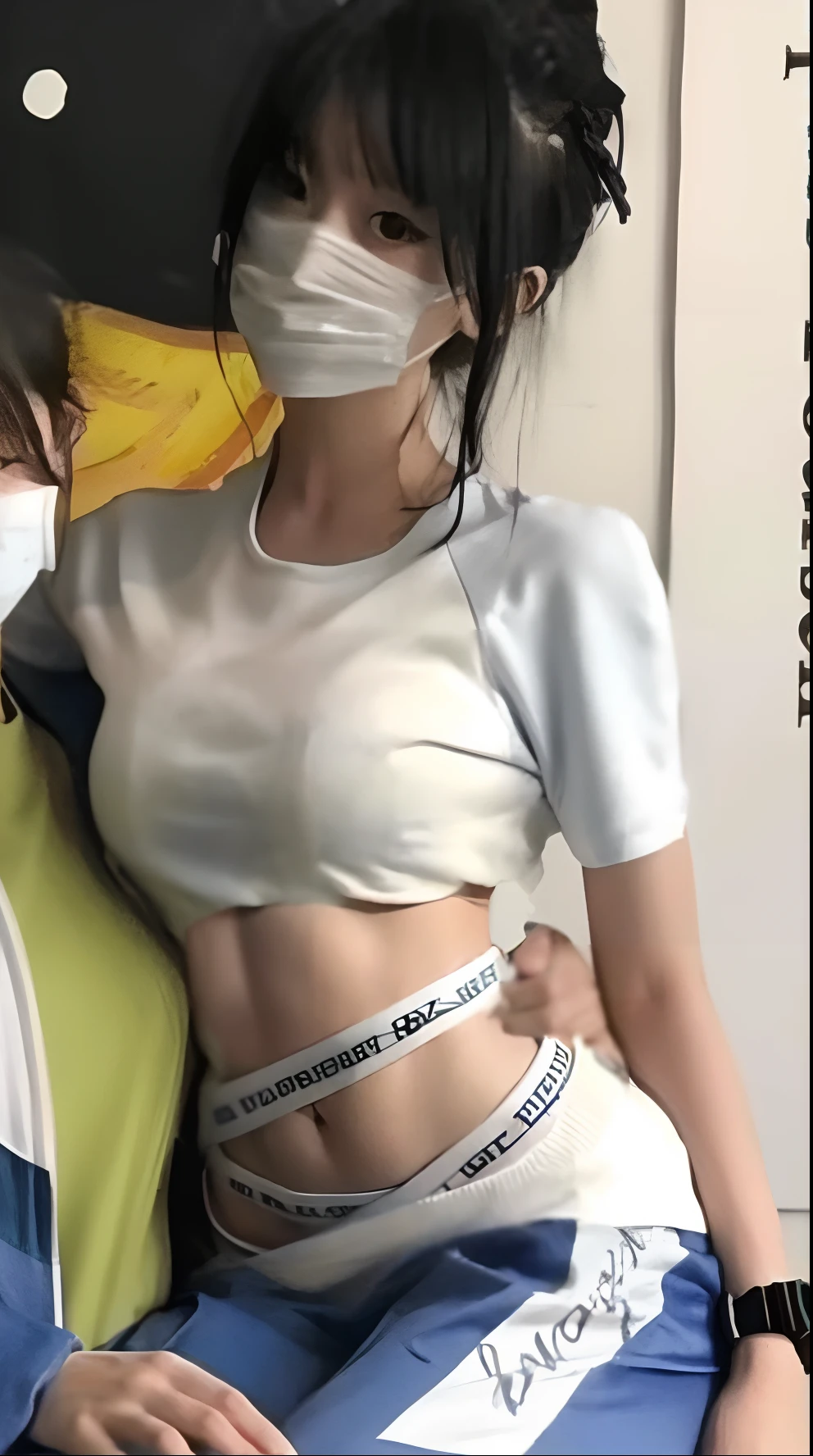 Small man's waist，Bare waist，Vest line（（（Thin waist））），soft waist，The navel is exposed，Thin belly button，Slim waist，White and tender skin，S-shaped waist curve，The thigh junction is exposed。