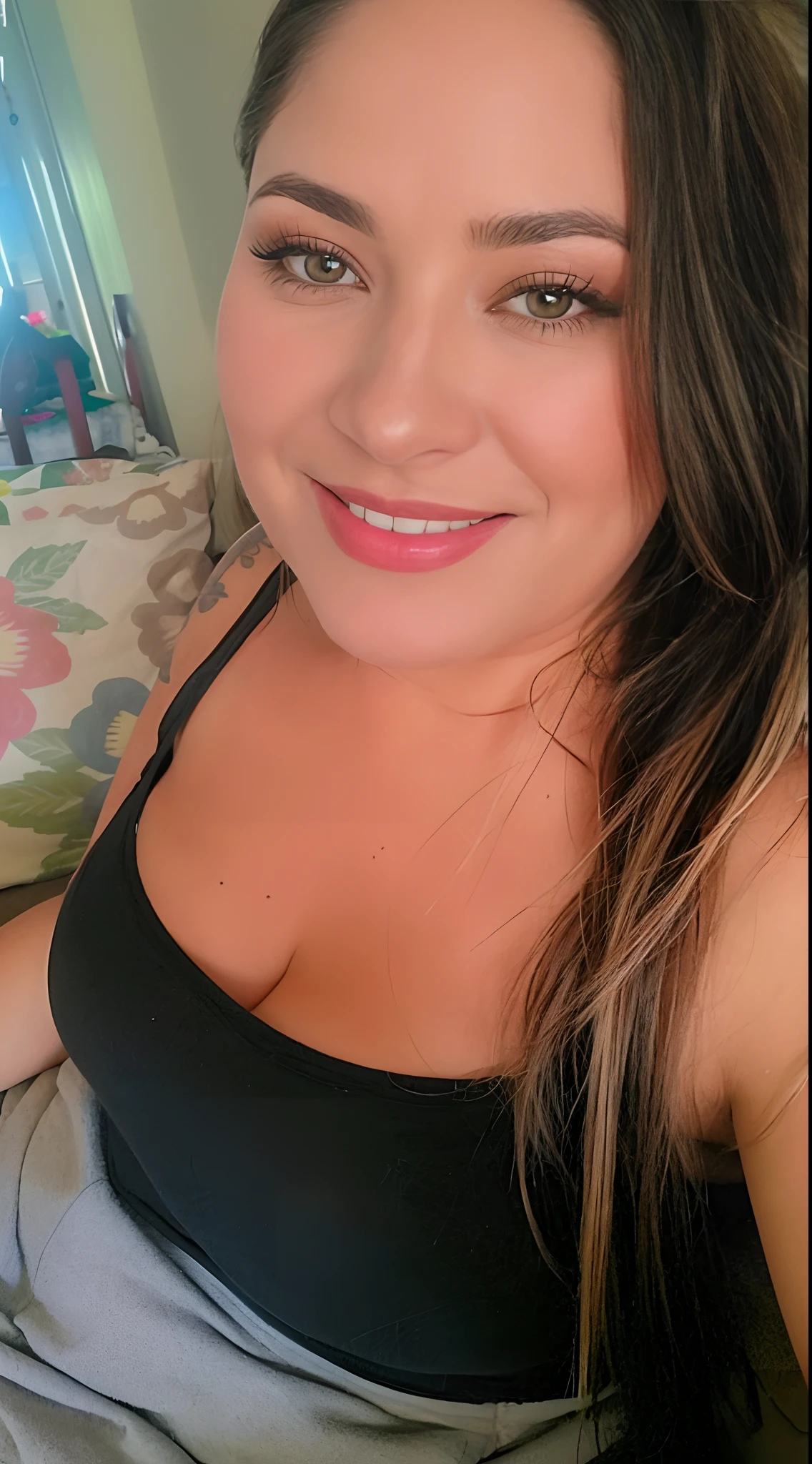 there is a woman sitting on a couch with a cat on her lap, Mulher de 30 anos, 3 0 anos de idade mulher, imagem de perfil, Lorena Avarez, cerca de 3 5 anos, (38 anos), 38 anos, Mulheres de 40 anos, Alanis Guillen, close up tiro de meio corpo, 3 2 anos