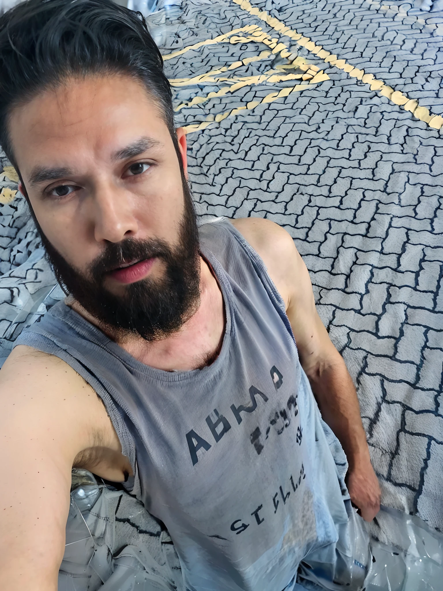 there is a man with a beard and a shirt on taking a selfie, Fotografia selfie 8k, Homem de 30 anos, 3 2 anos, (30 anos), 30 anos, selfie de um homem, 30 anos, barba cheia, Homens de 40 anos, 29 anos, 2 8 anos, 2 7 anos